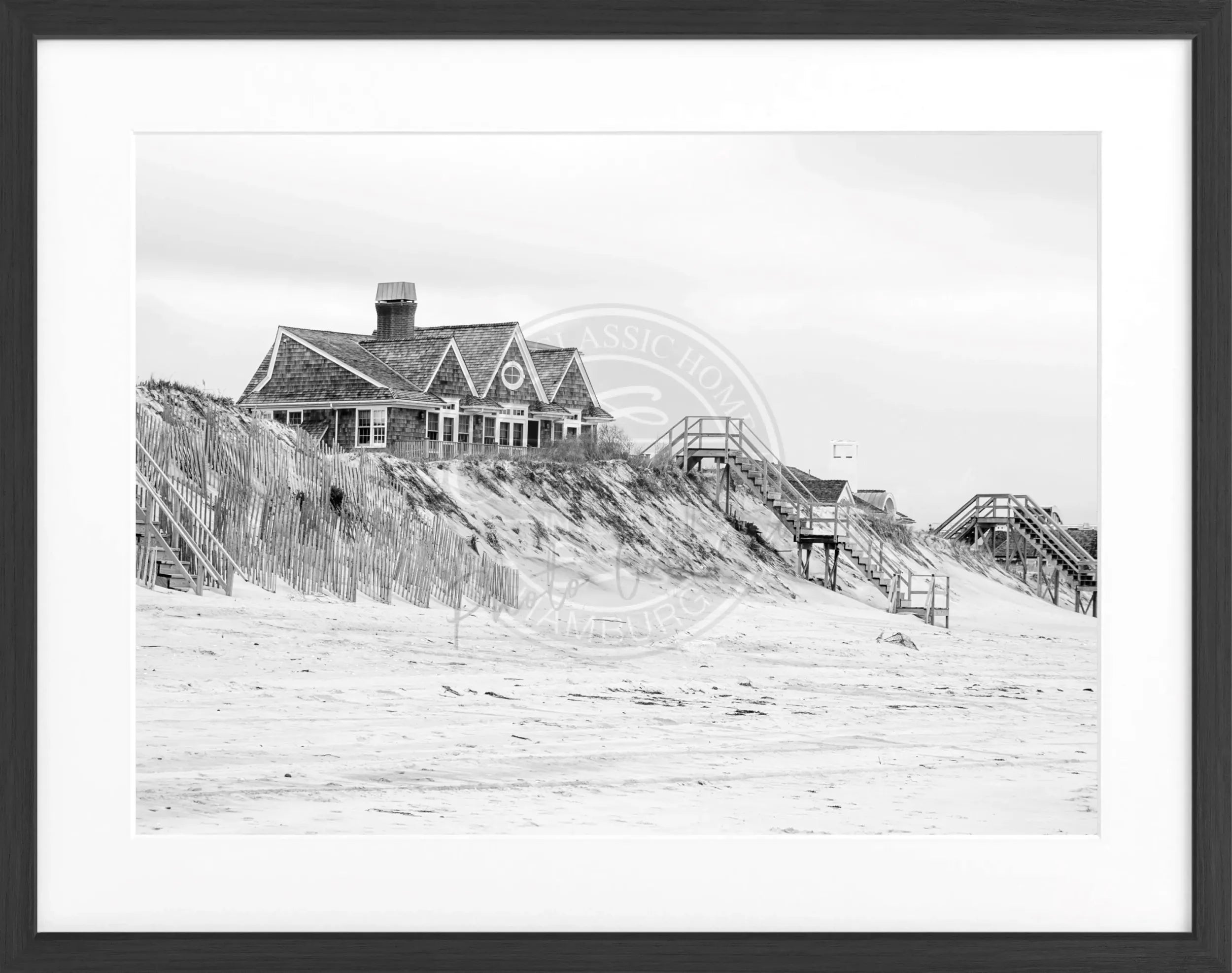 Schwarz-weiß Poster mit Rahmen, Hamptons Long Island ’Beach House’, von Cosman-Photocollection, 31x25 cm, fotografisches Wohnmotiv