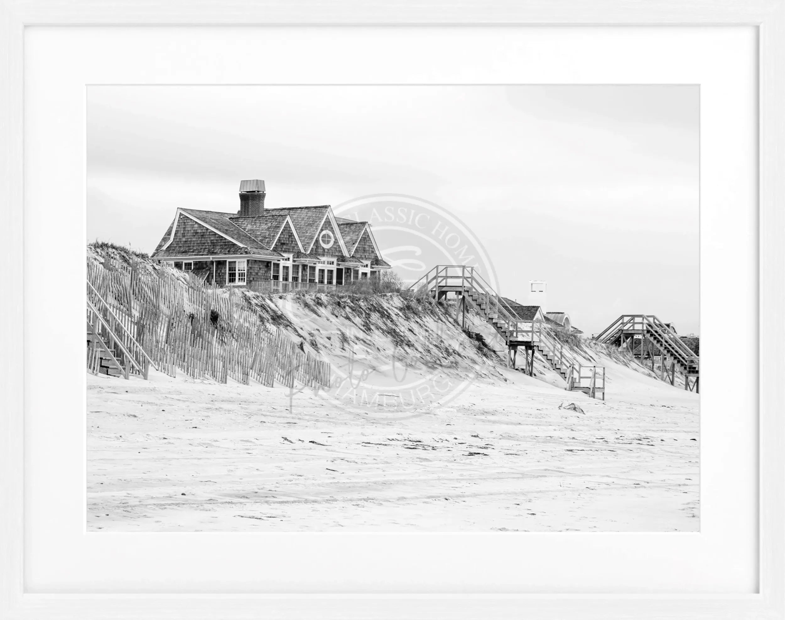 Schwarz-weiß Poster mit Rahmen von Cosman-Photocollection, Hamptons Long Island Beach House Motiv, 31x25 cm
