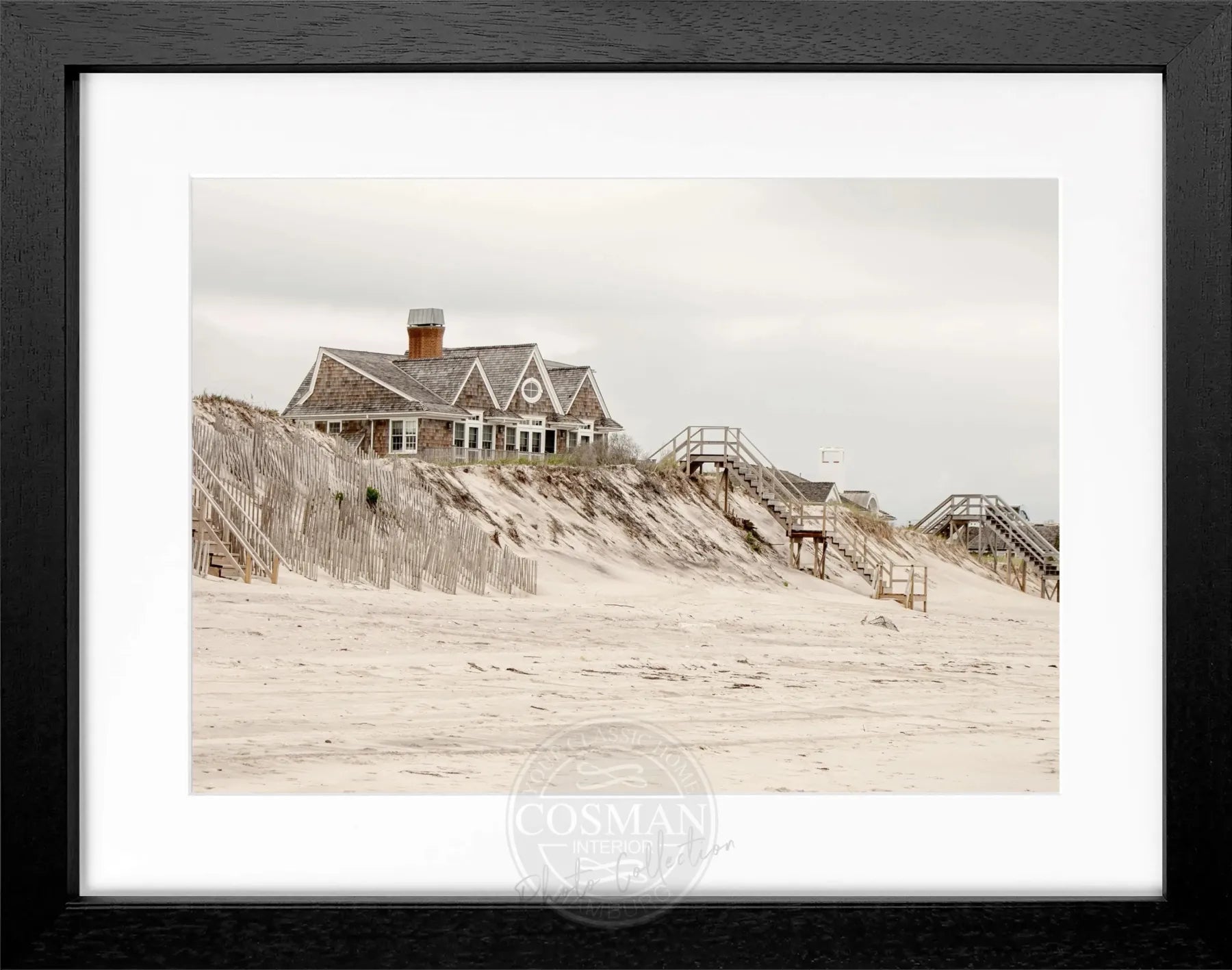 Schwarz-weiß Poster mit Rahmen von Cosman-Photocollection, Hamptons Long Island Beach House Motiv, 31x25 cm
