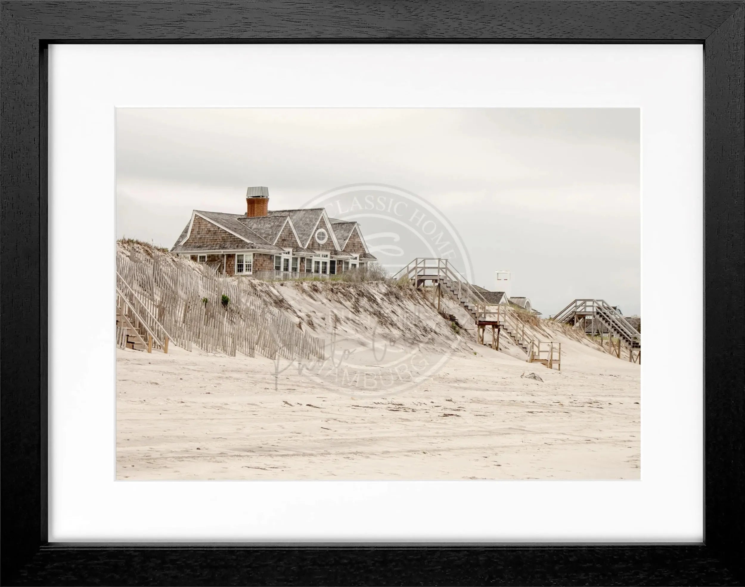 Schwarz-weiß Poster mit Rahmen von Cosman-Photocollection, Hamptons Long Island Beach House Motiv, 31x25 cm