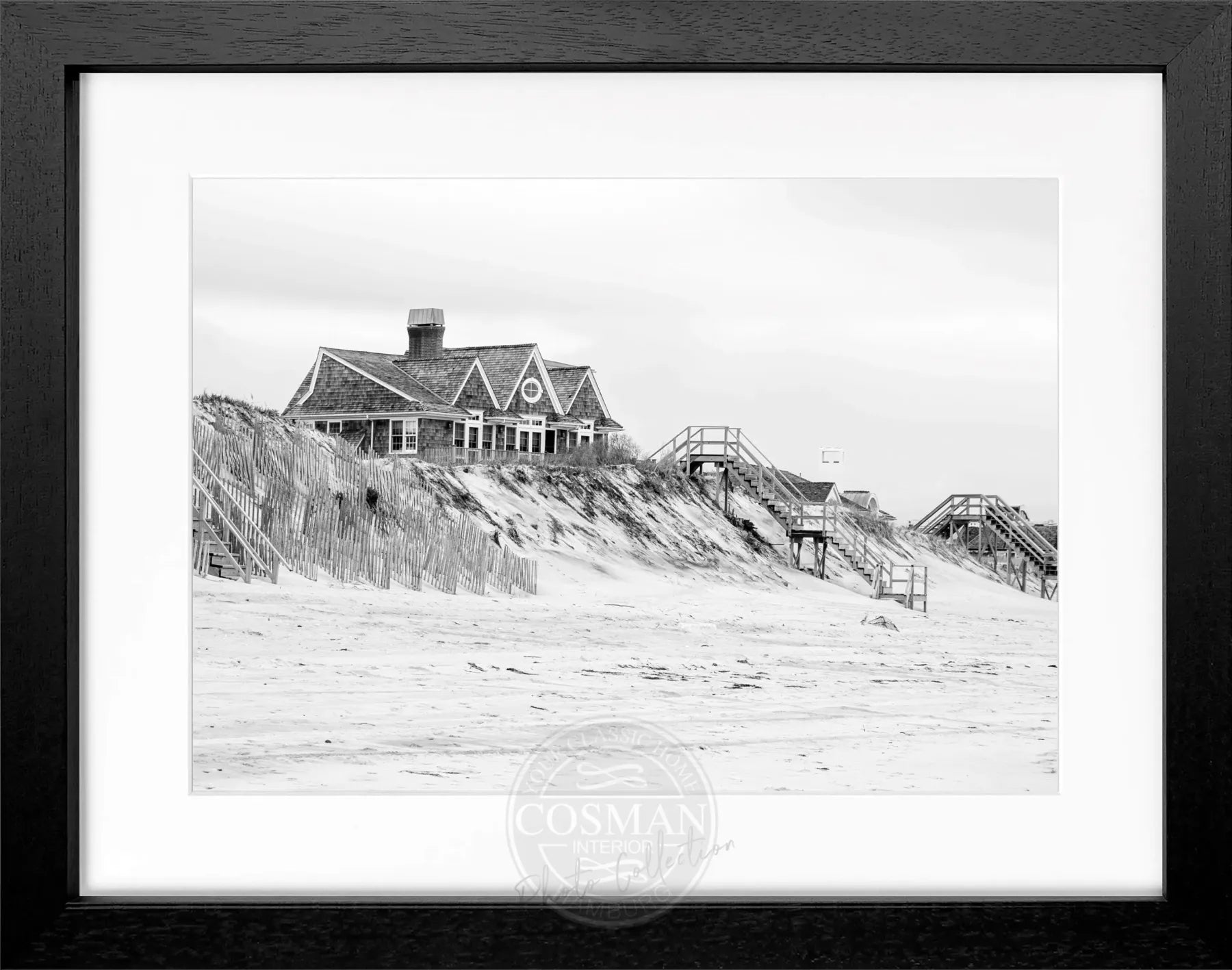 Schwarz-weiß Poster mit Rahmen, Hamptons Long Island ’Beach House’, von Cosman-Photocollection, Motiv in 31x25 cm