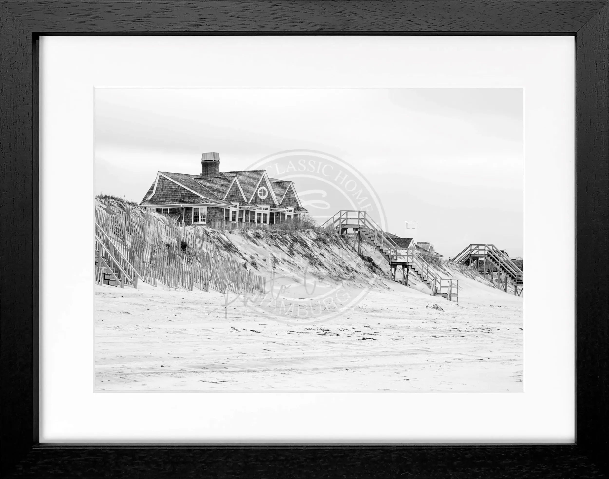Schwarz-weiß Poster mit Rahmen, Hamptons Long Island ’Beach House’, von Cosman-Photocollection, Motiv in 31x25 cm