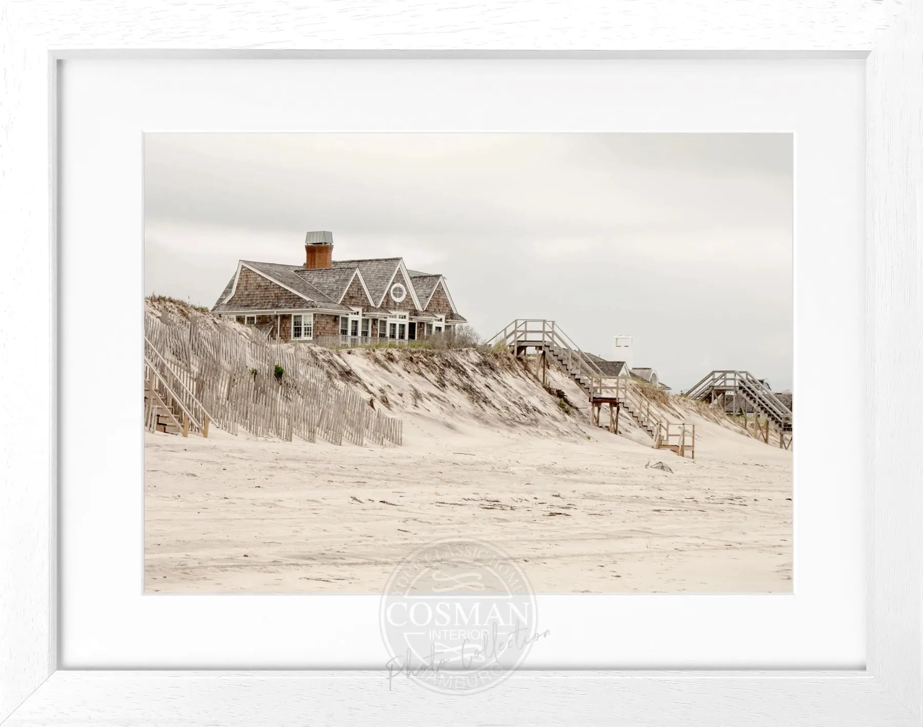 Schwarz-weiß Poster mit Rahmen, Hamptons Long Island Beach House Motiv, von Cosman-Photocollection, 31cm x 25cm
