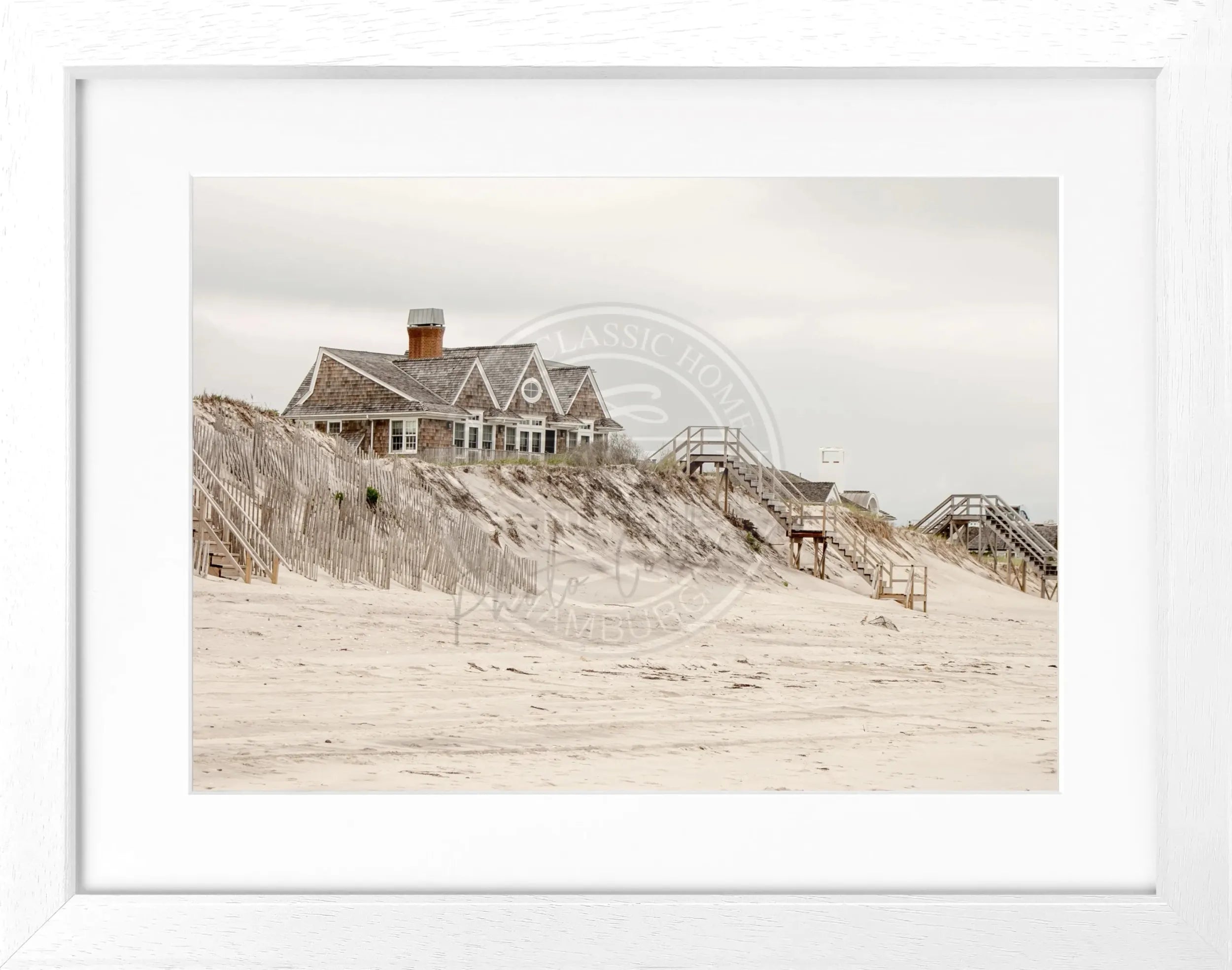 Schwarz-weiß Poster mit Rahmen, Hamptons Long Island Beach House Motiv, von Cosman-Photocollection, 31cm x 25cm