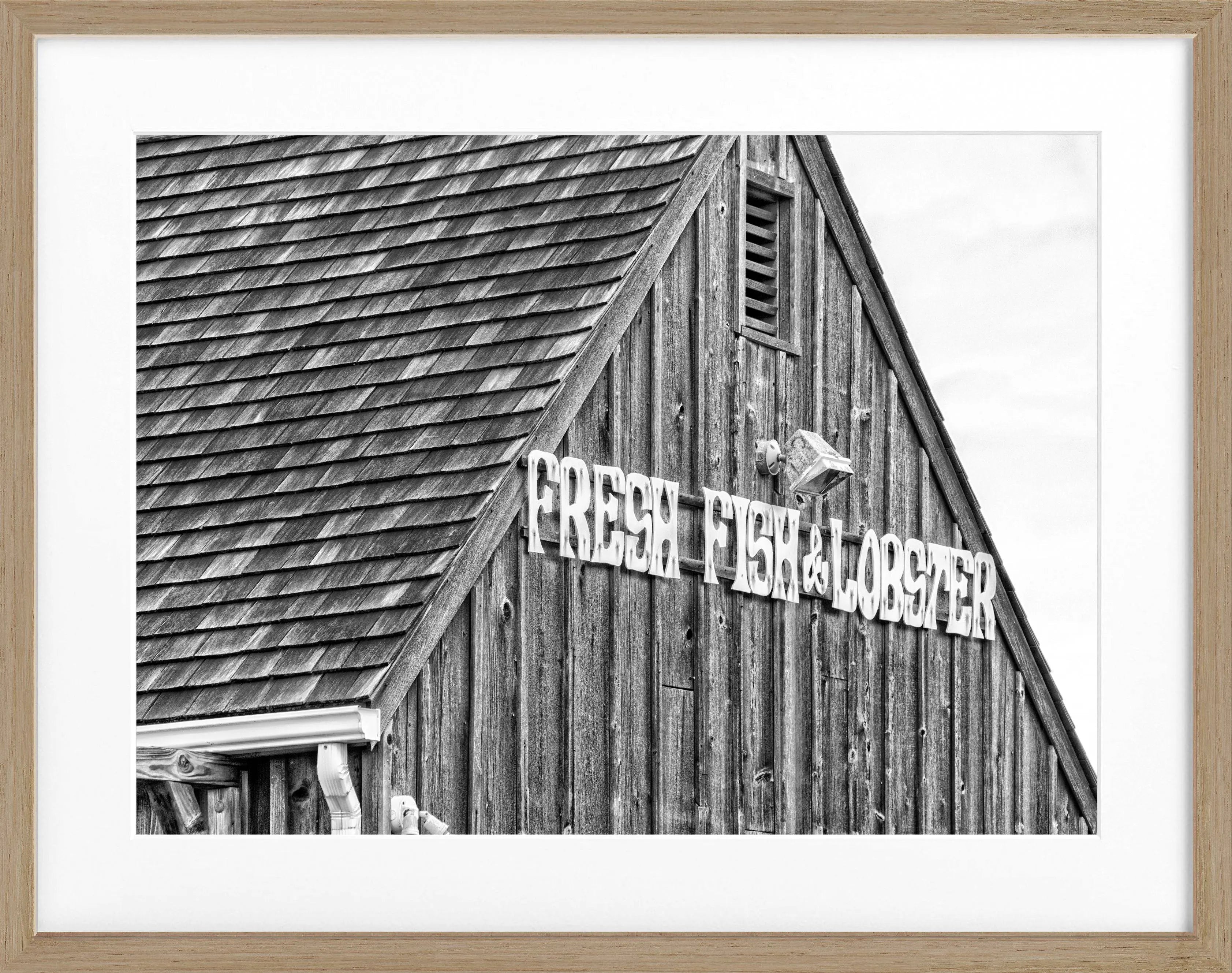Schwarz-weiß Poster mit Rahmen, Hamptons Long Island ’Fresh Fish’ Motiv, von Cosman-Photocollection, 31x25 cm