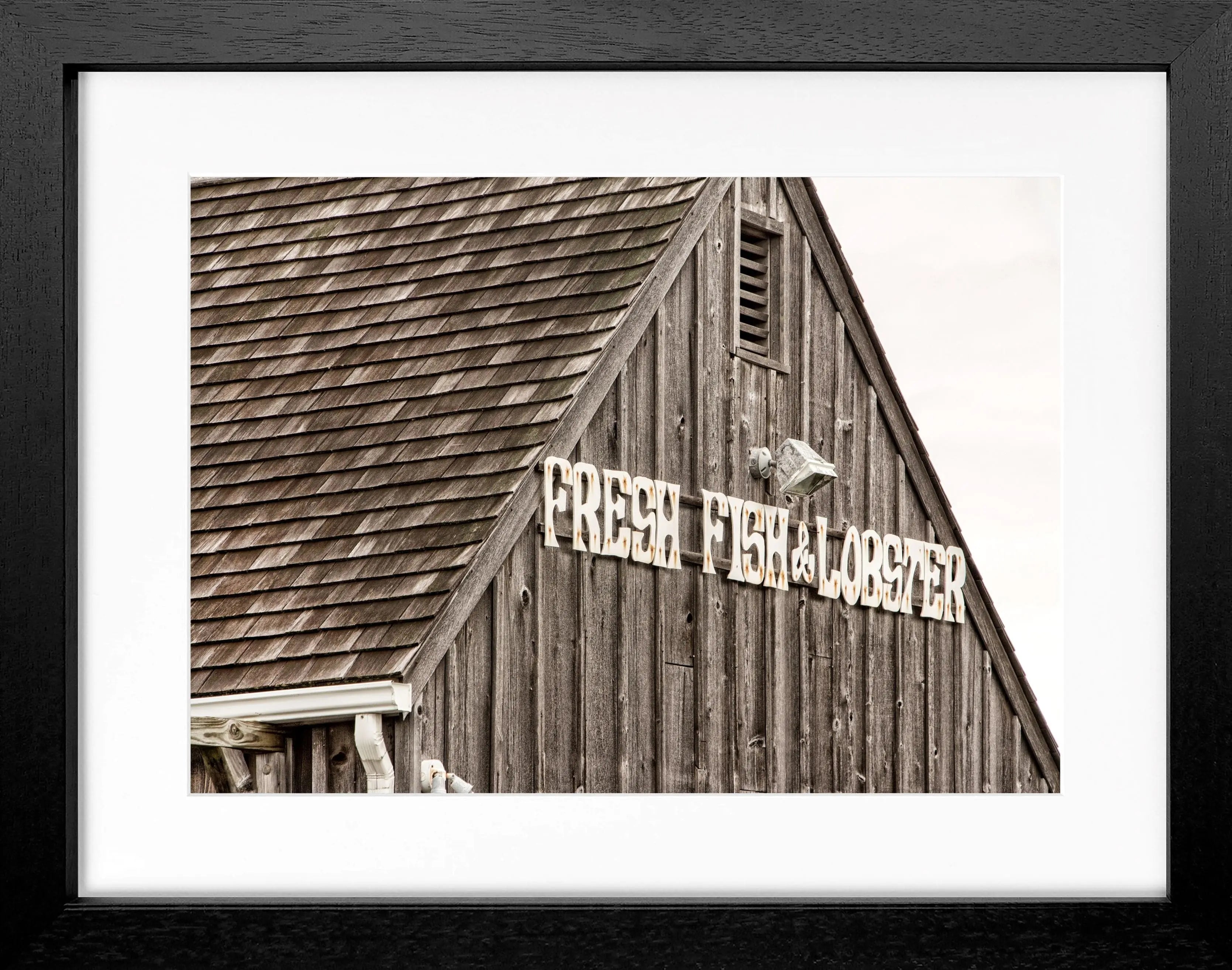 Schwarz-weiß Poster mit Rahmen, Hamptons Long Island ‚Fresh Fish‘ von Cosman-Photocollection, 31x25 cm, maritimes Fischmotiv