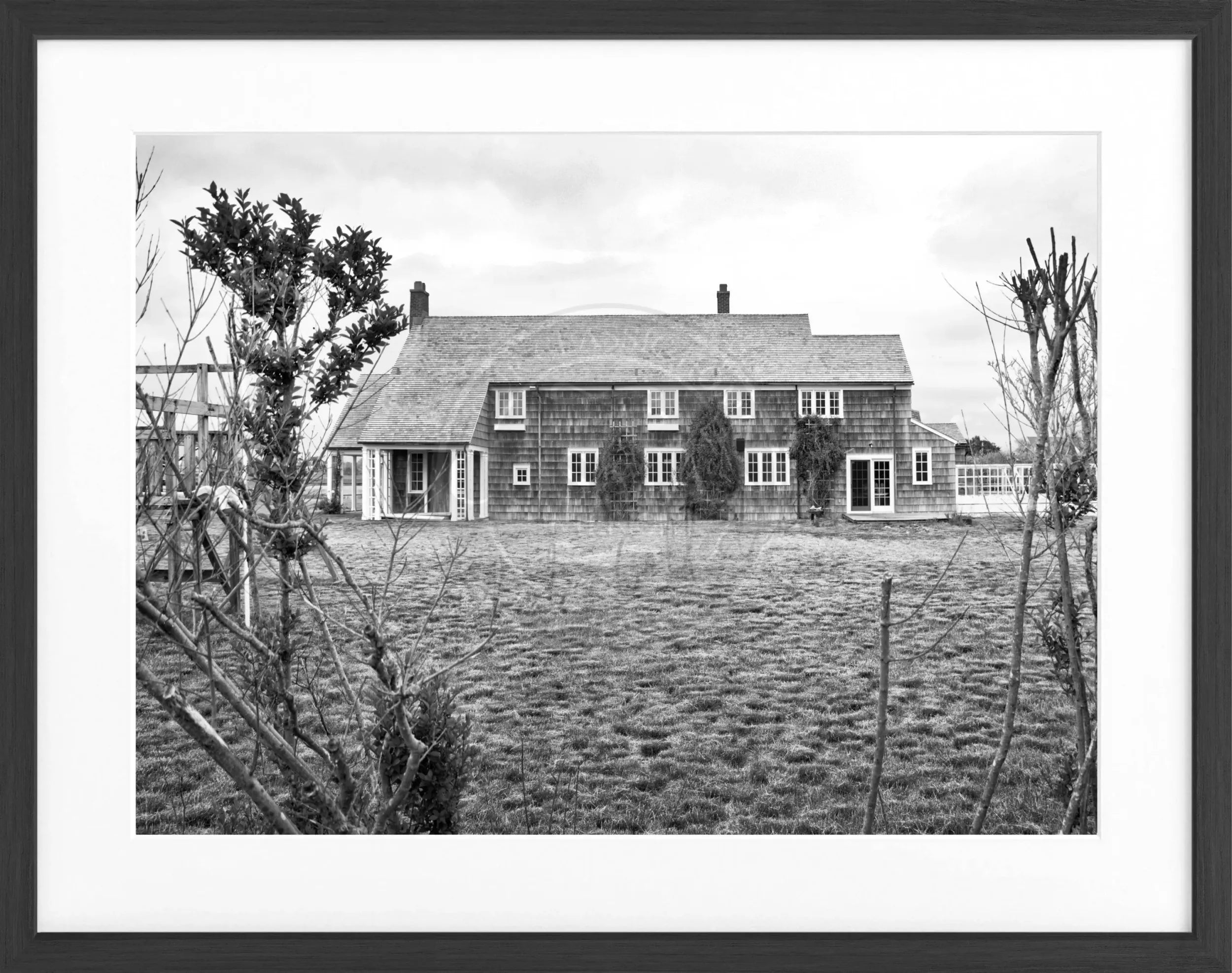 Schwarz-weiß Poster mit Rahmen, Hamptons Long Island Haus, Cosman-Photocollection, 31x25 cm, stilvolle Wanddekoration
