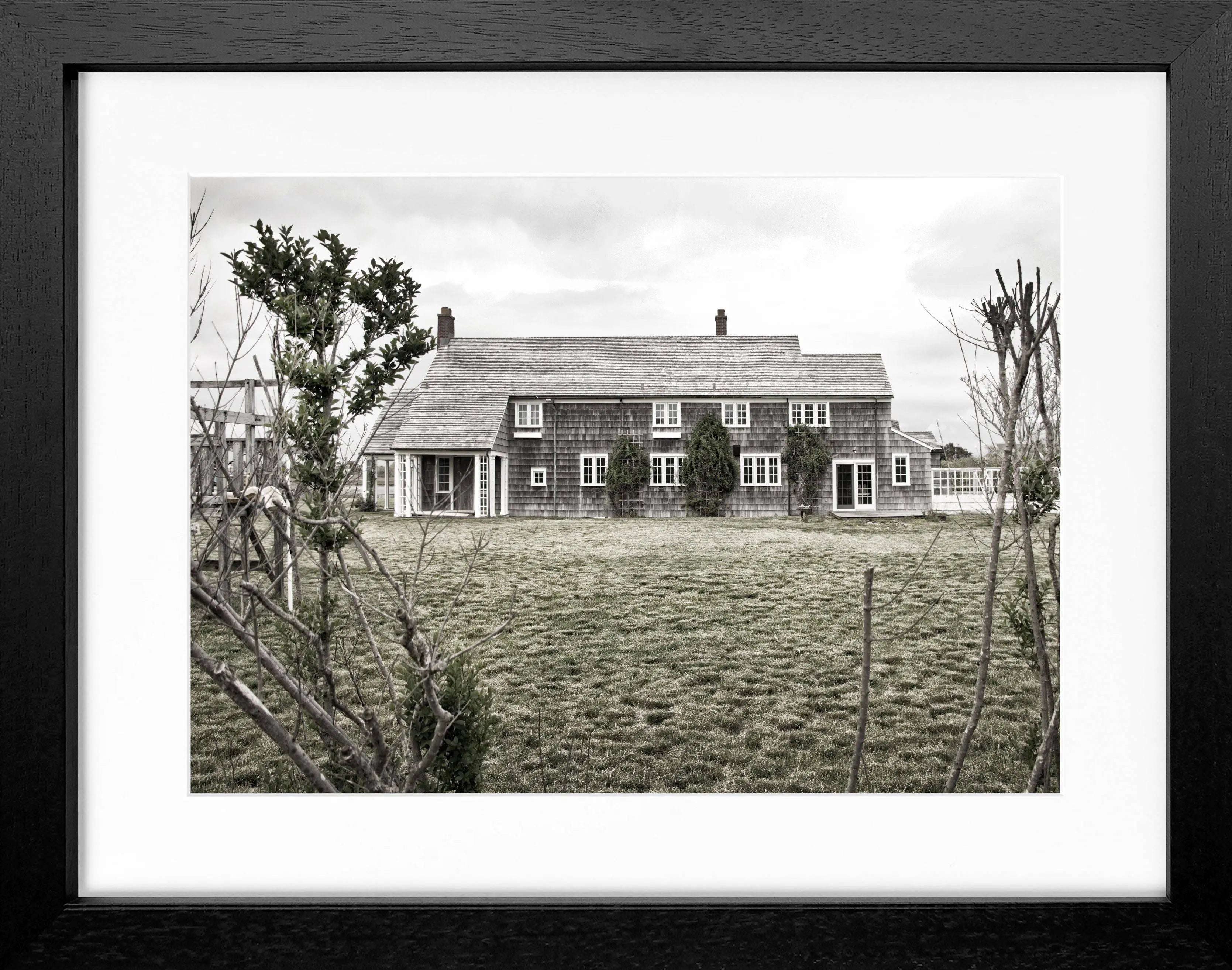 Schwarz-weiß Poster mit Rahmen von Cosman-Photocollection, Motiv eines Hauses in Hamptons Long Island, 31x25 cm