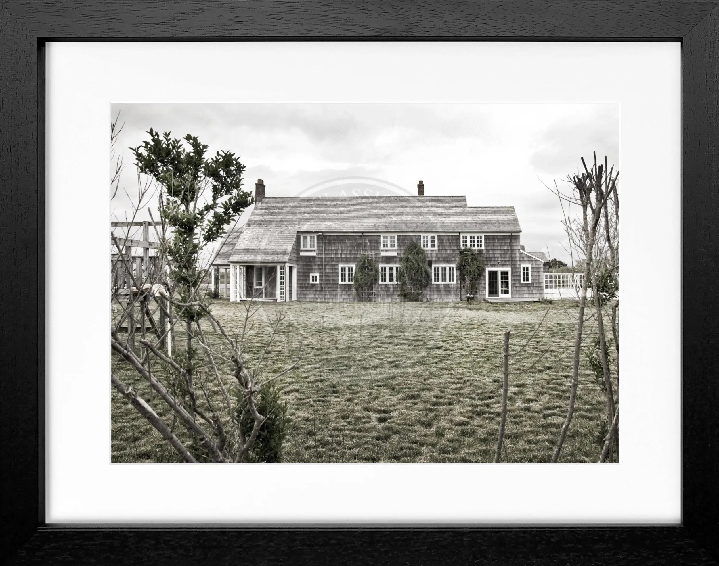 Schwarz-weiß Poster mit Rahmen von Cosman-Photocollection, Hamptons Long Island Haus, 31x25 cm, dekoratives Wandbild