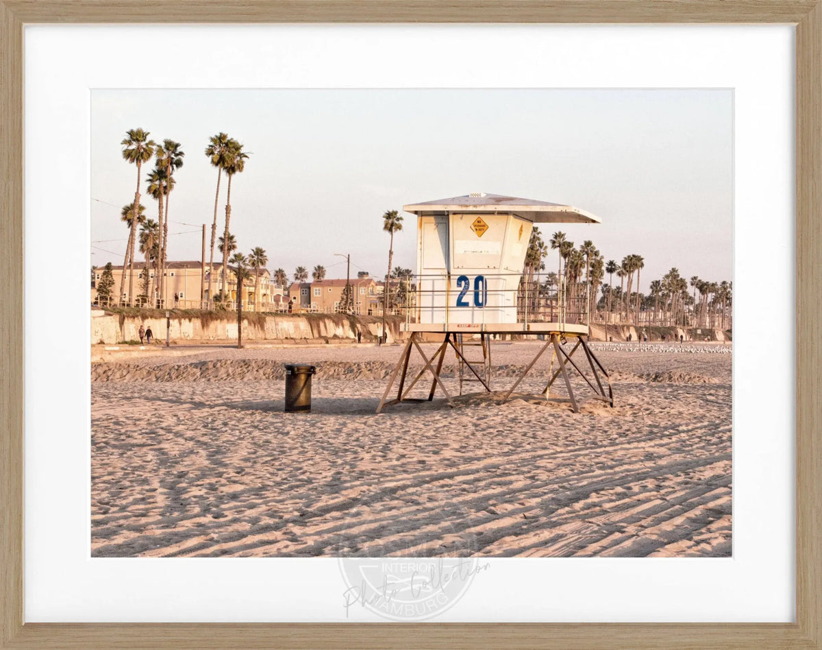 Schwarzer Rahmen-Poster mit Lifeguard-Motiv aus Kalifornien Huntington Beach, Schwarz-Weiß, 31x25 cm, von Cosman-Photocollection