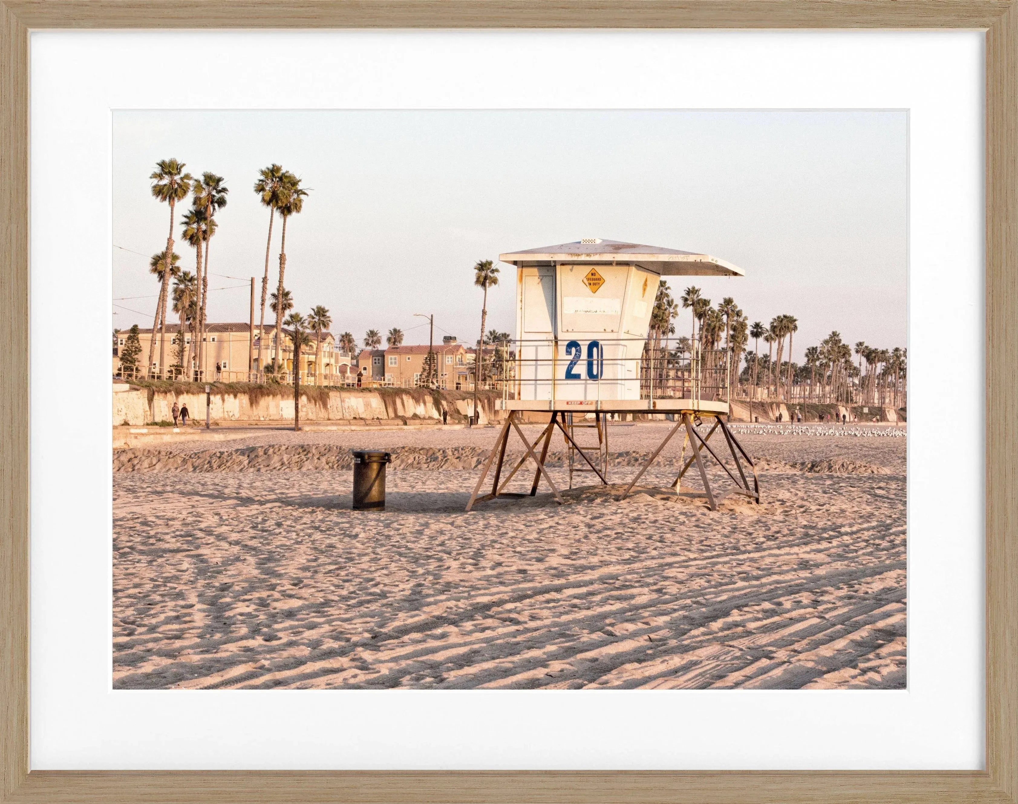 Schwarzer Rahmen-Poster mit Lifeguard-Motiv aus Kalifornien Huntington Beach, Schwarz-Weiß, 31x25 cm, von Cosman-Photocollection