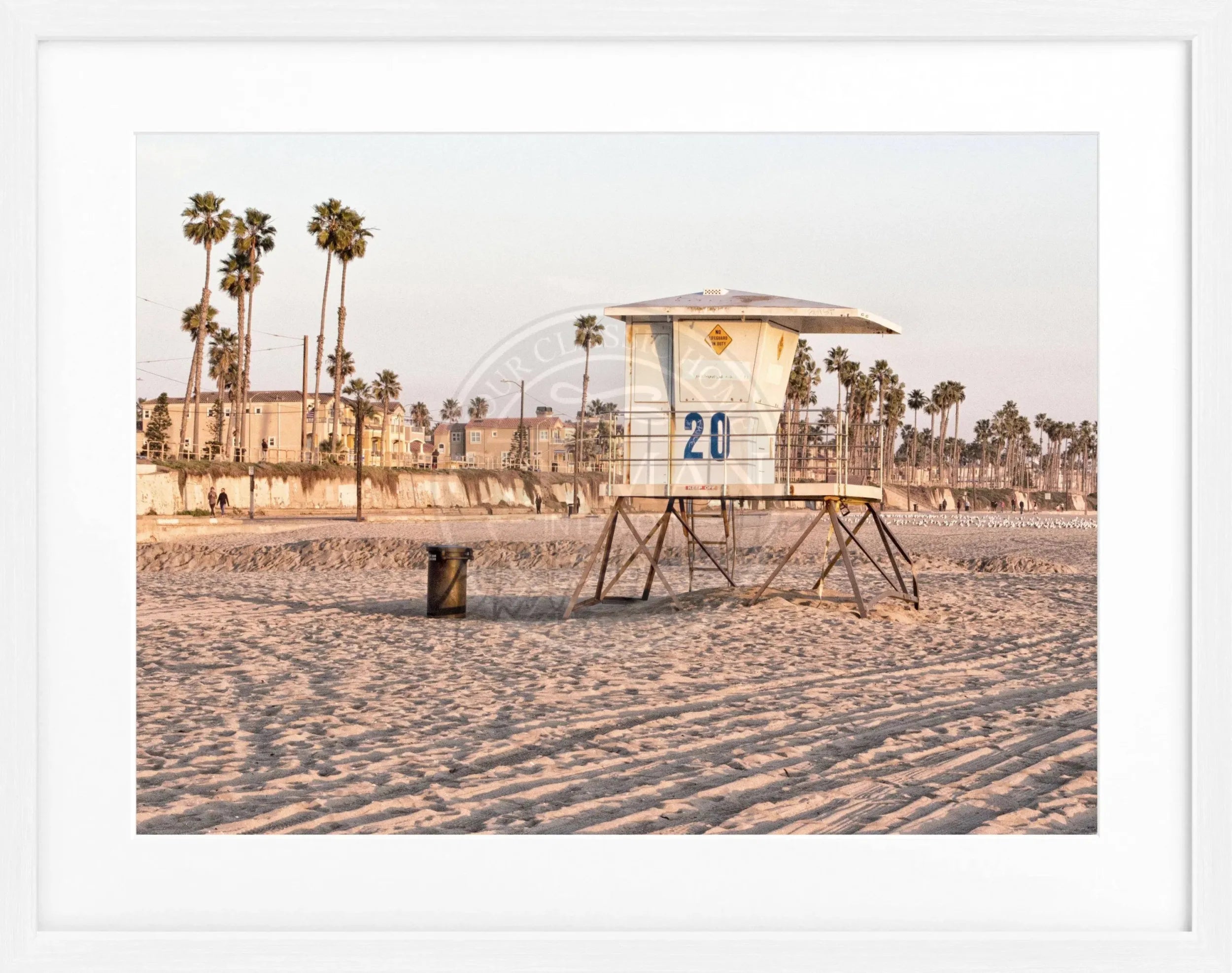 Schwarz-weiß Poster mit Rahmen von Cosman-Photocollection, Kalifornien Huntington Beach Lifeguard, 31x25 cm, Wanddekoration