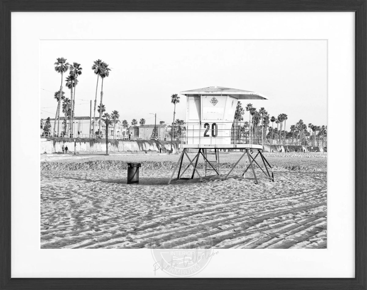 Schwarz-weiß Poster mit Rahmen, Kalifornien Huntington Beach Lifeguard, von Cosman-Photocollection, 31x25cm, Motiv in Bild.