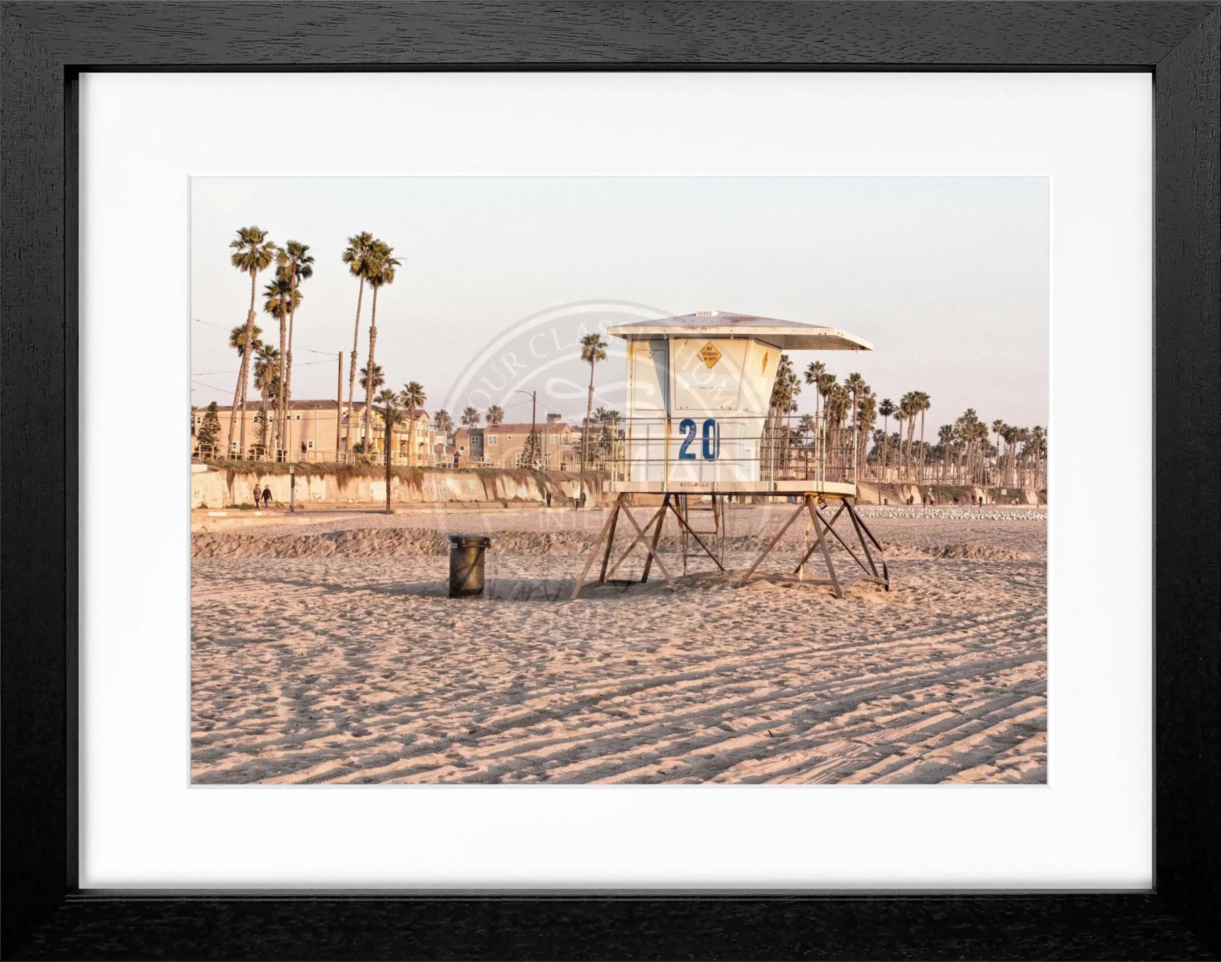Schwarz-weiß Poster mit Rahmen, Kalifornien Huntington Beach Lifeguard, von Cosman-Photocollection, 31x25cm, Strandmotiv