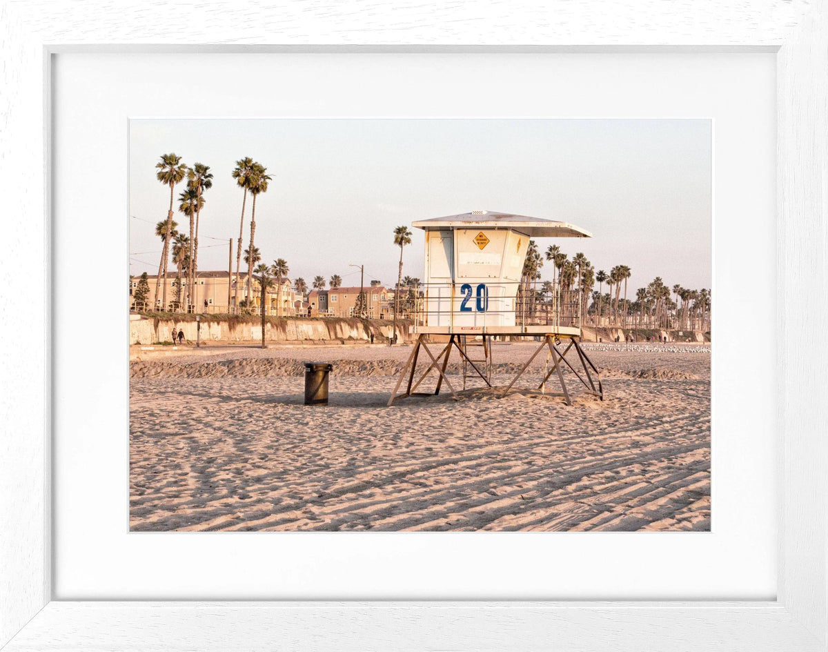 Schwarz-weiß Poster mit Rahmen von Cosman-Photocollection, Kalifornien Huntington Beach Lifeguard, 31x25 cm, dekoratives Wandbild