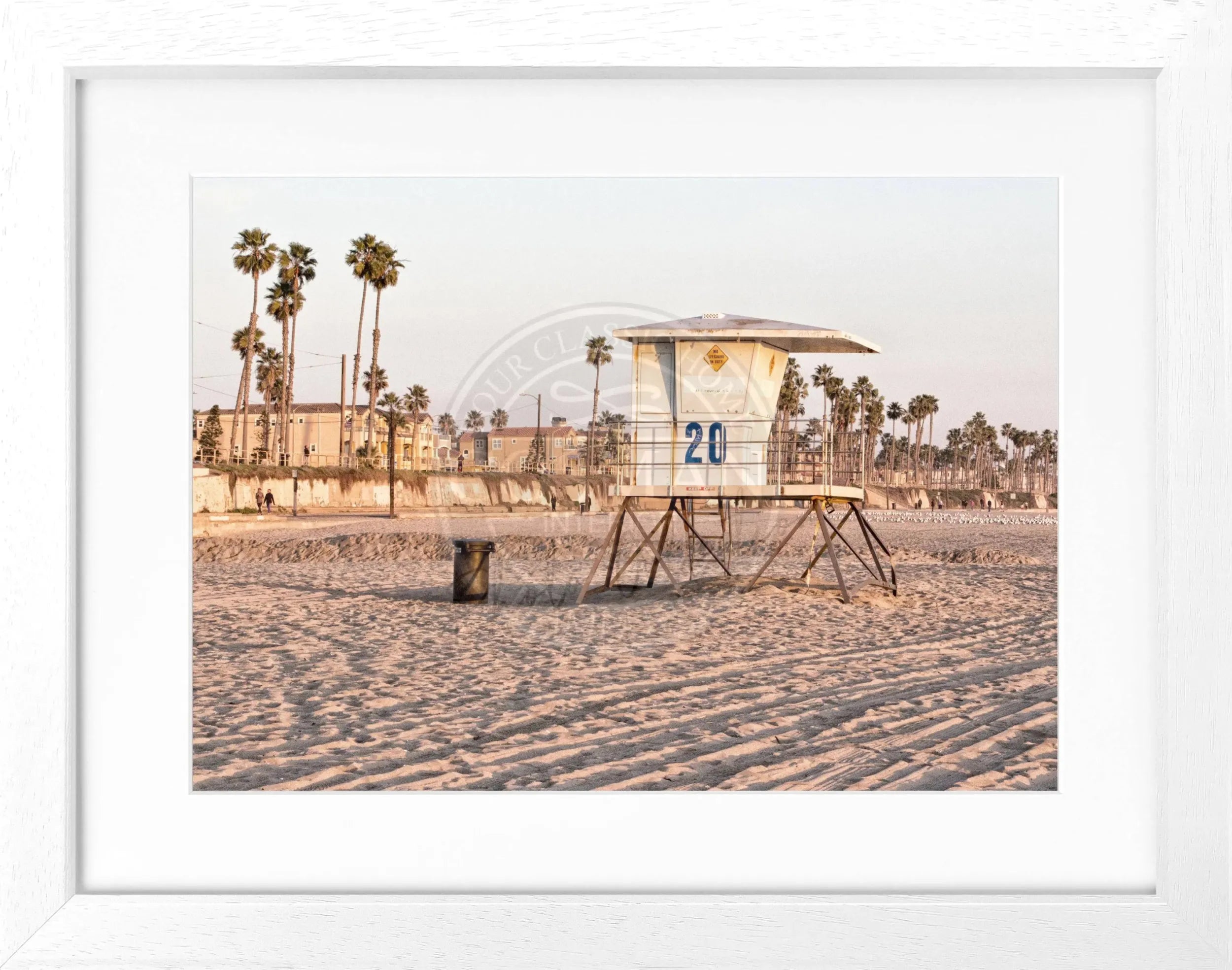 Schwarz-weiß Poster mit Rahmen von Cosman-Photocollection, Kalifornien Huntington Beach Lifeguard, 31x25 cm, dekoratives Wandbild