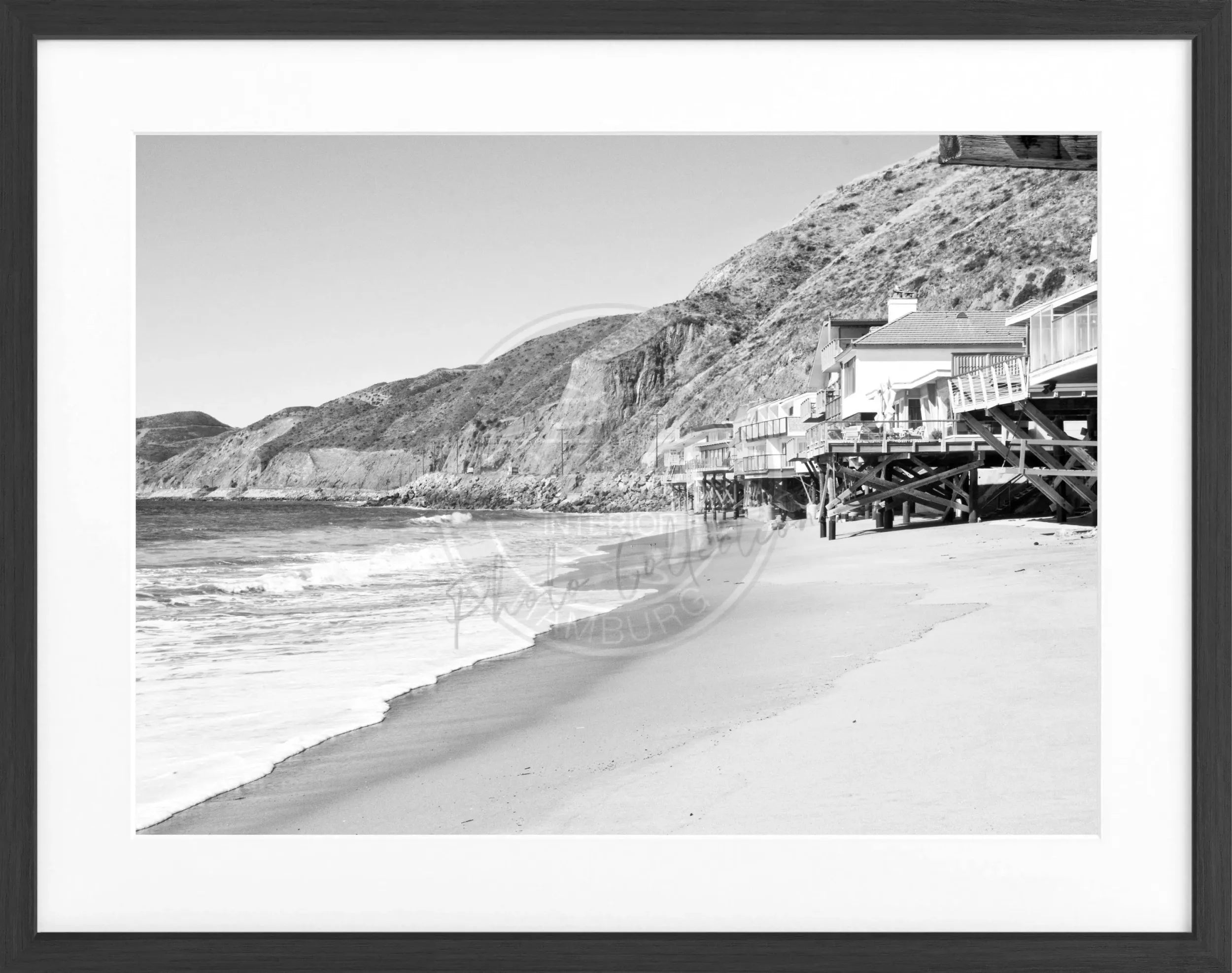 Schwarz-weiß Poster mit Rahmen von Kalifornien Malibu Beach House, 31x25cm, von Cosman-Photocollection.