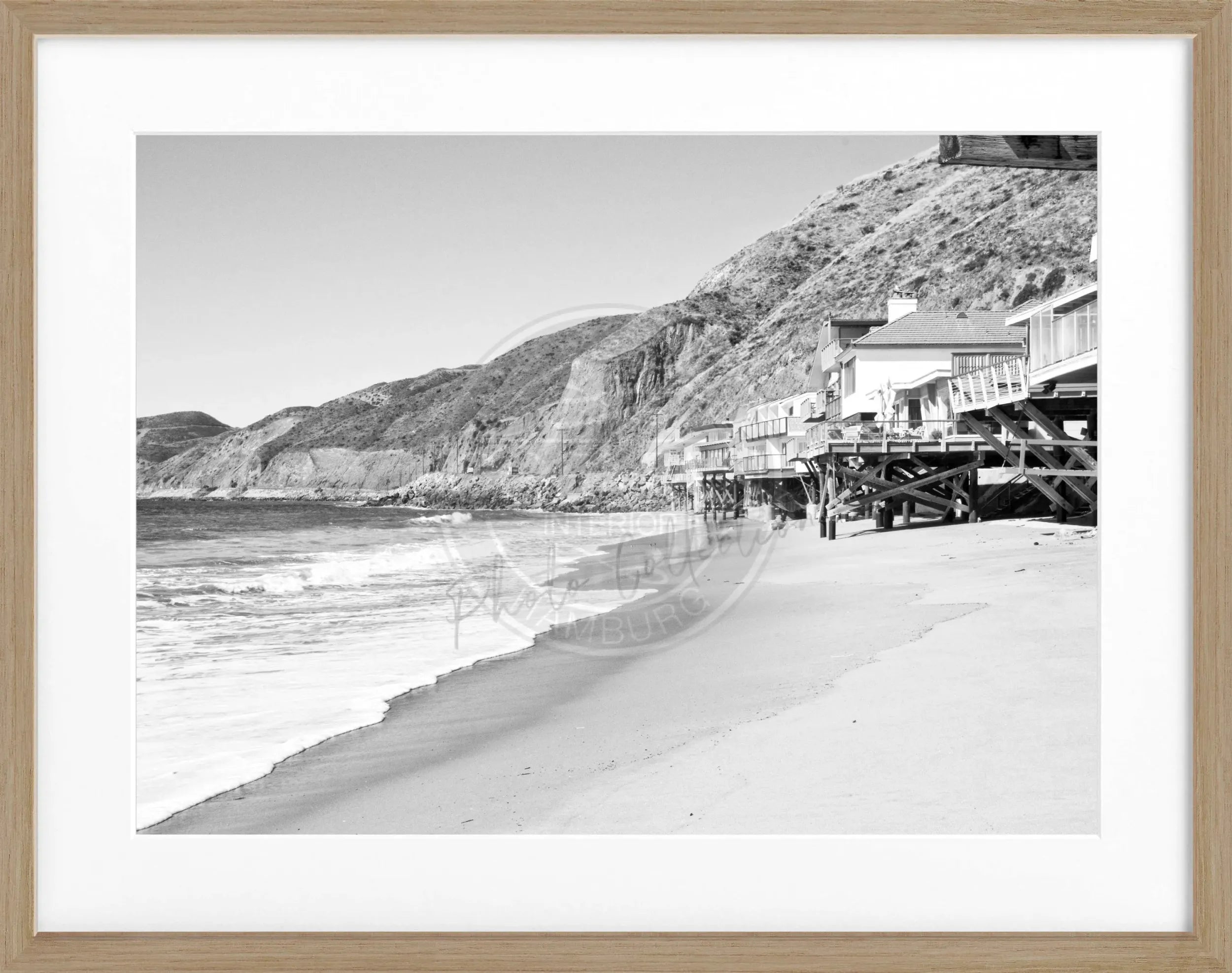 Schwarz-weiß Poster mit Rahmen, Kalifornien Malibu Beach House Motiv, 31x25 cm, von Cosman-Photocollection
