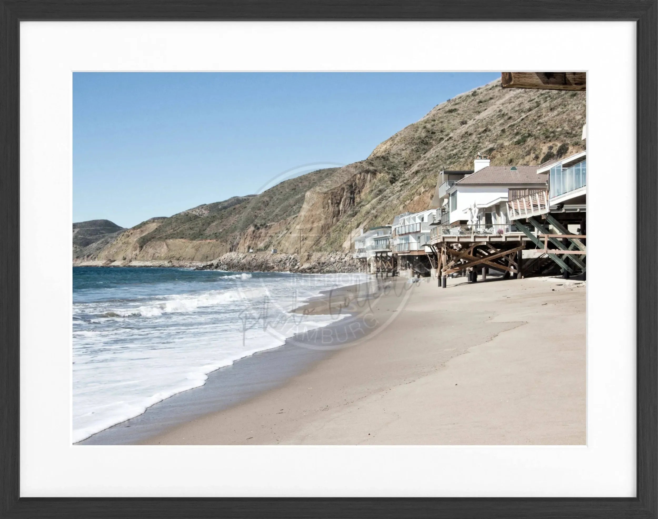 Schwarz-weiß Poster mit Rahmen: Kalifornien Malibu Beach House, Cosman-Photocollection, 31x25 cm, stilvolle Wanddekoration