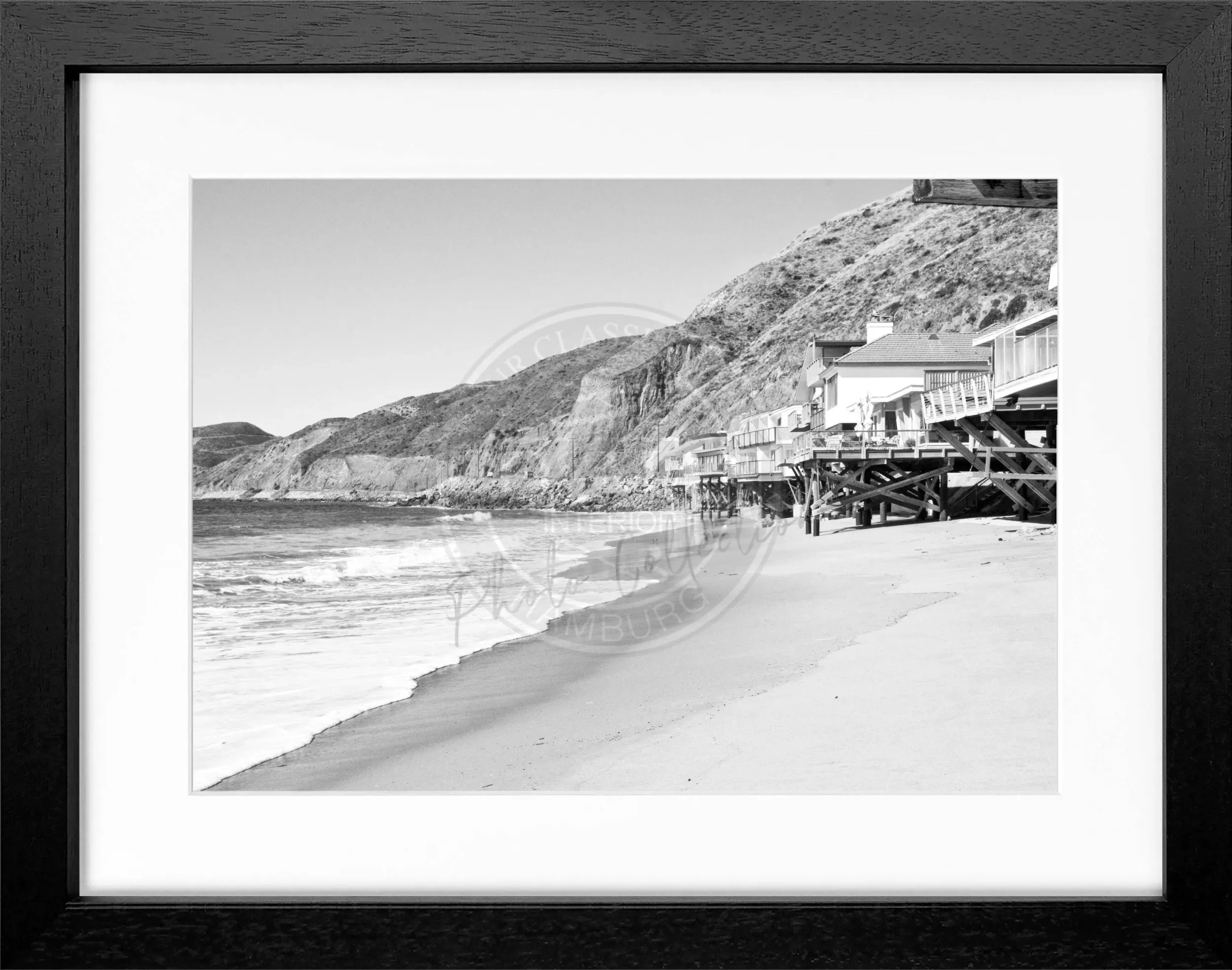 Schwarz-weiß Poster mit Rahmen, Kalifornien Malibu Beach House Motiv, von Cosman-Photocollection, 31x25 cm