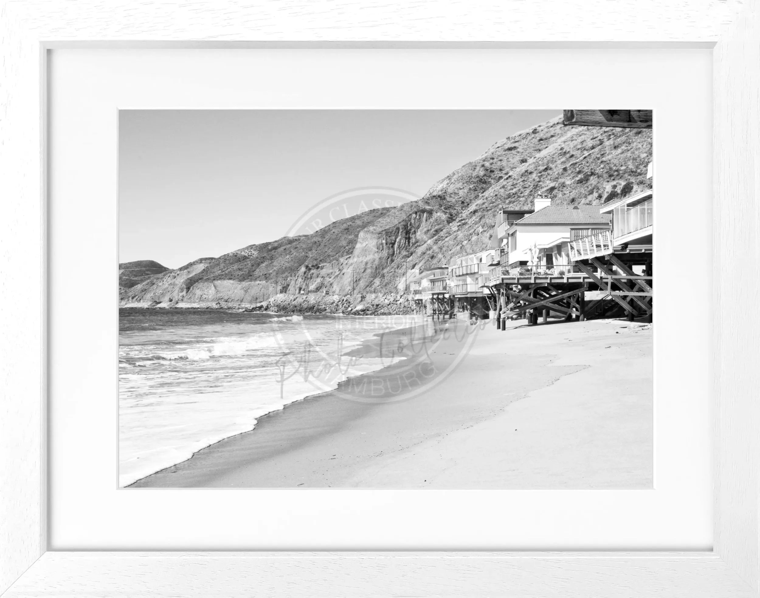 Schwarz-weißes Poster mit Rahmen von Cosman-Photocollection, Kalifornien Malibu Beach House Motiv, 31x25 cm