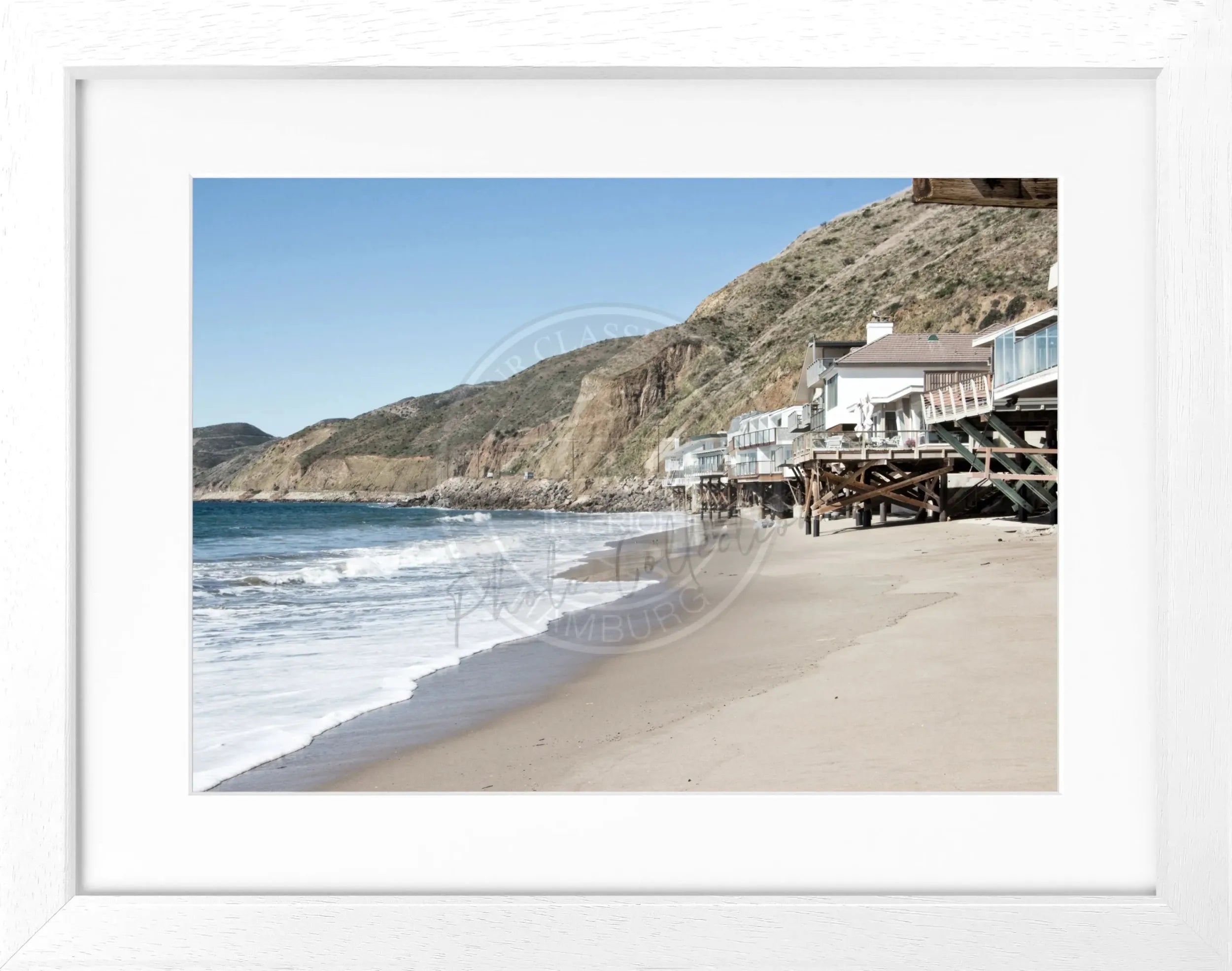 Schwarz-weiß Poster mit Rahmen von Cosman-Photocollection, Kalifornien Malibu ’Beach House’ Motiv, 31x25cm