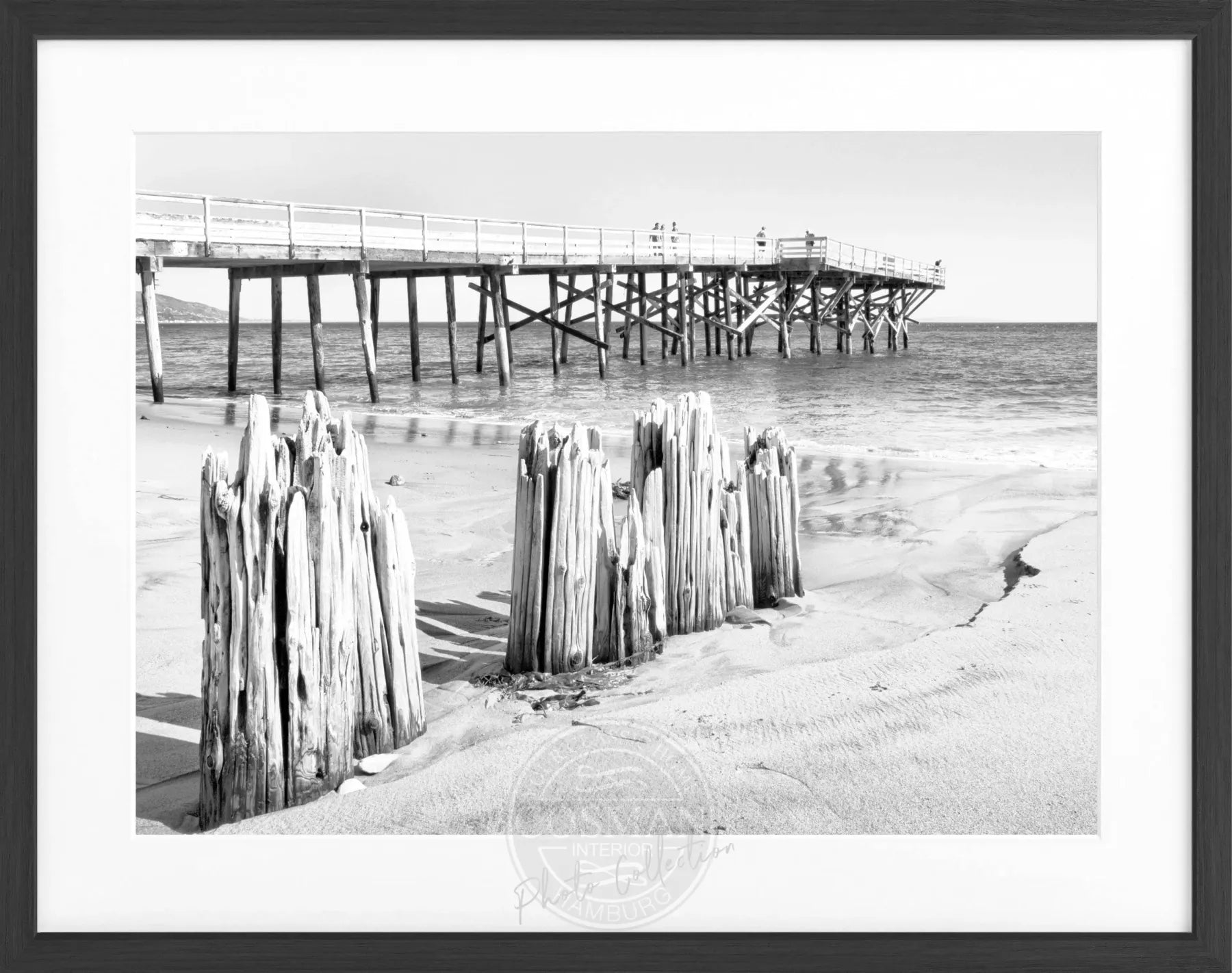 Schwarz-weiß Poster mit Rahmen von Malibu Beach in Kalifornien, 31x25 cm, von Cosman-Photocollection, urbanes Meeresmotiv