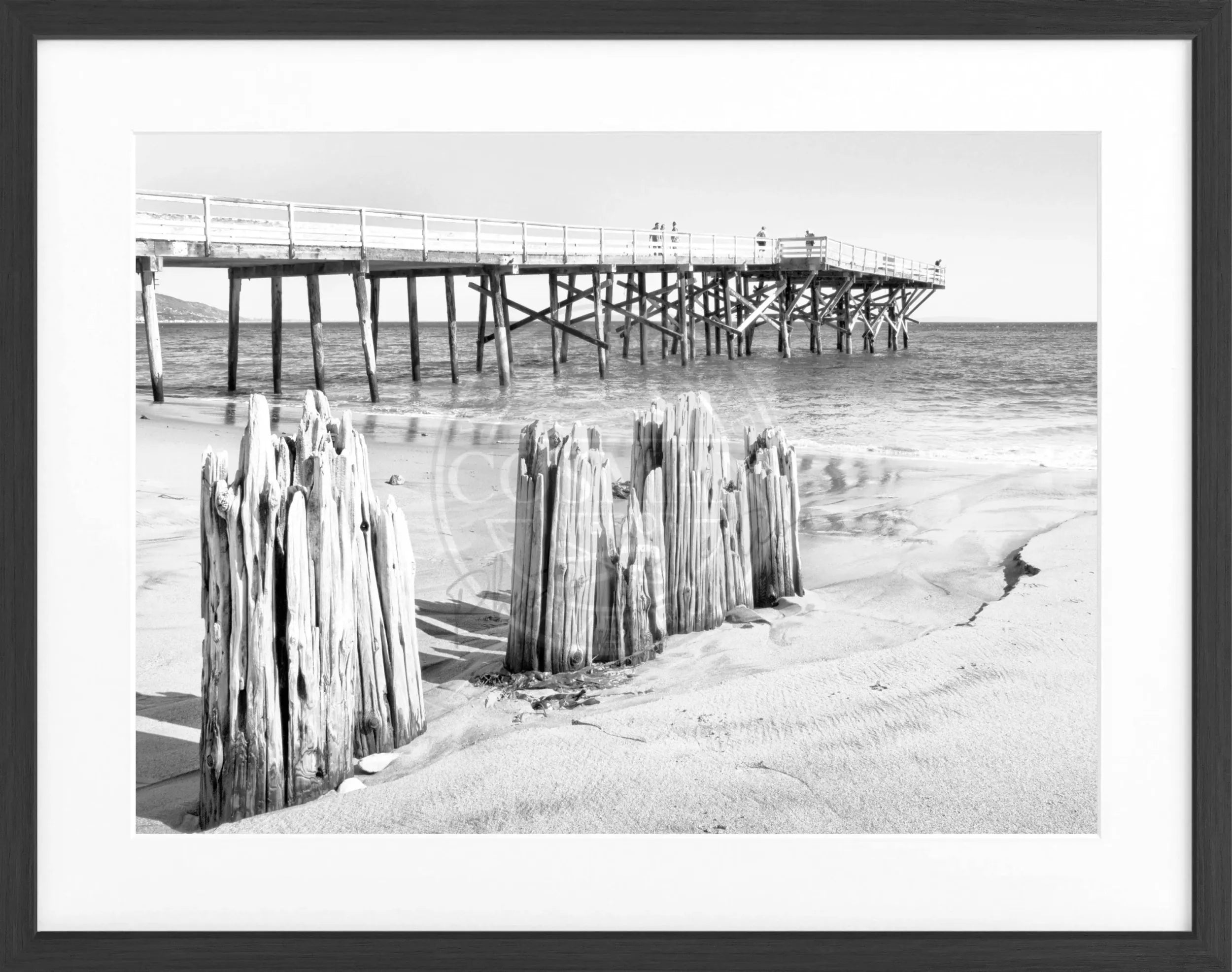 Schwarz-weiß Poster mit Rahmen von Malibu Beach in Kalifornien, 31x25 cm, von Cosman-Photocollection, urbanes Meeresmotiv