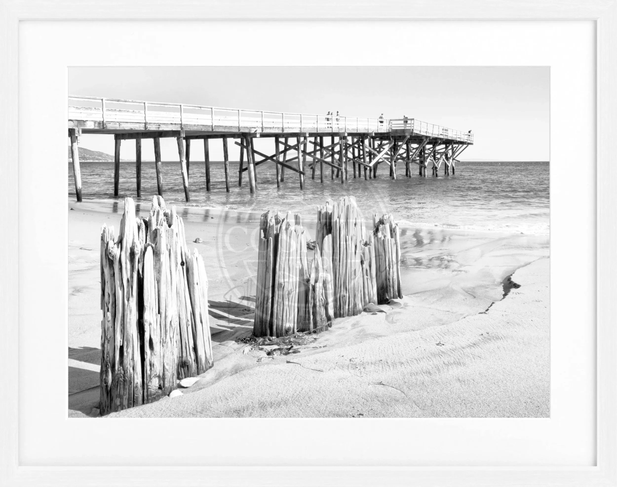 Schwarz-weißer Poster mit Rahmen von Cosman-Photocollection, Kalifornien Malibu Beach, 31x25 cm, wandfertiges Dekor.