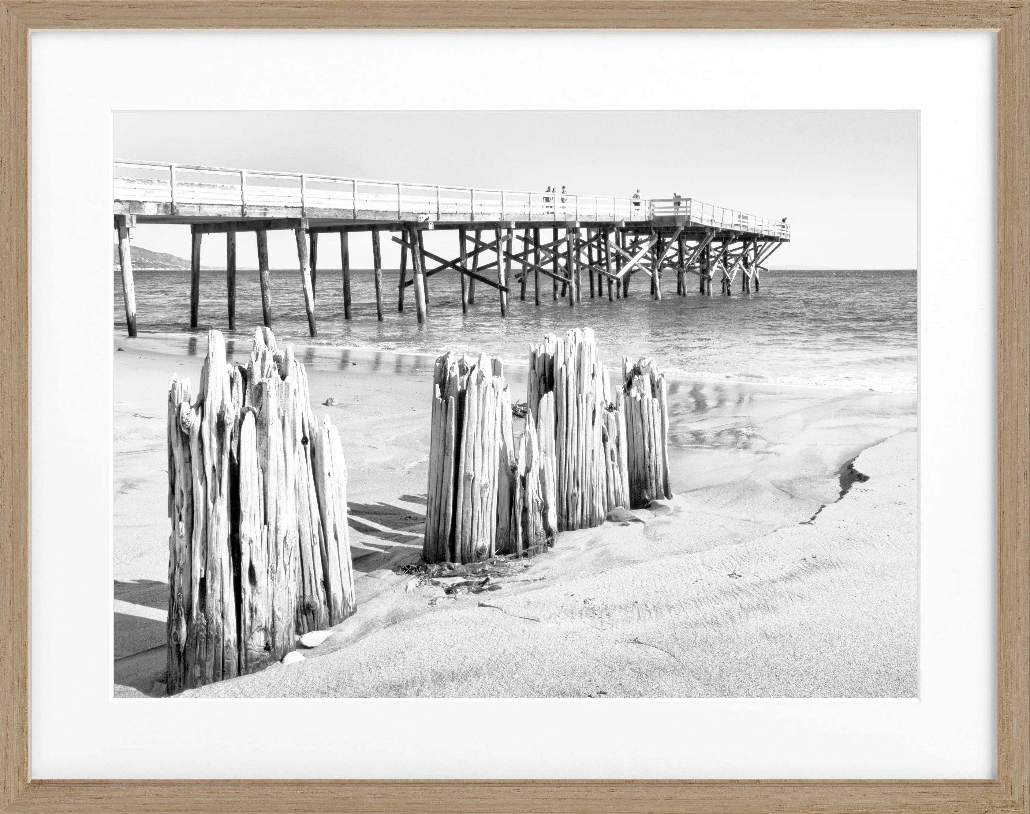 Schwarz-weißes Poster von Malibu Beach in Kalifornien mit schwarzem Rahmen, 31x25cm, von Cosman-Photocollection