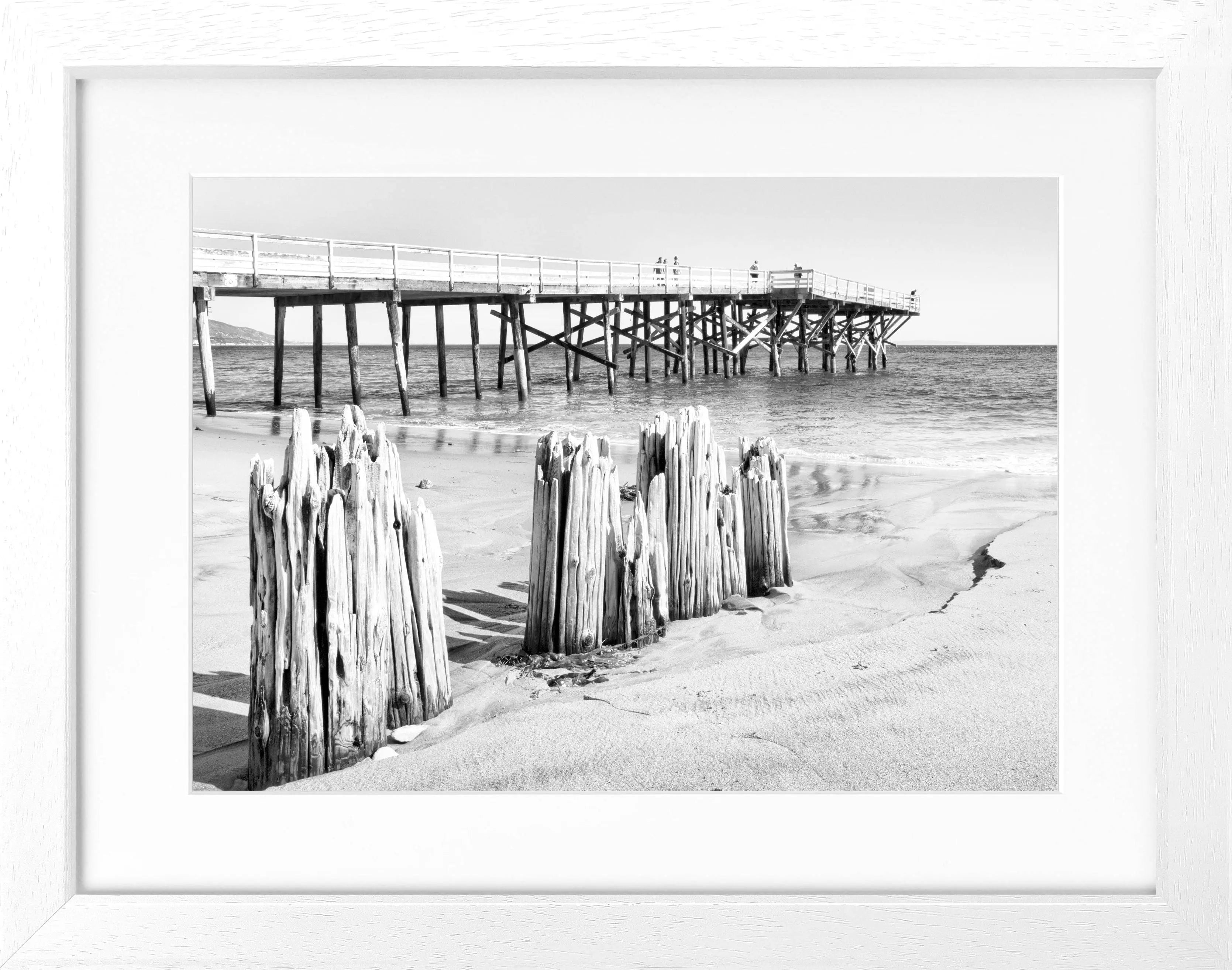 Schwarz-weiß Poster mit Rahmen von Kalifornien Malibu Beach, von Cosman-Photocollection, Bildgröße 31x25 cm.
