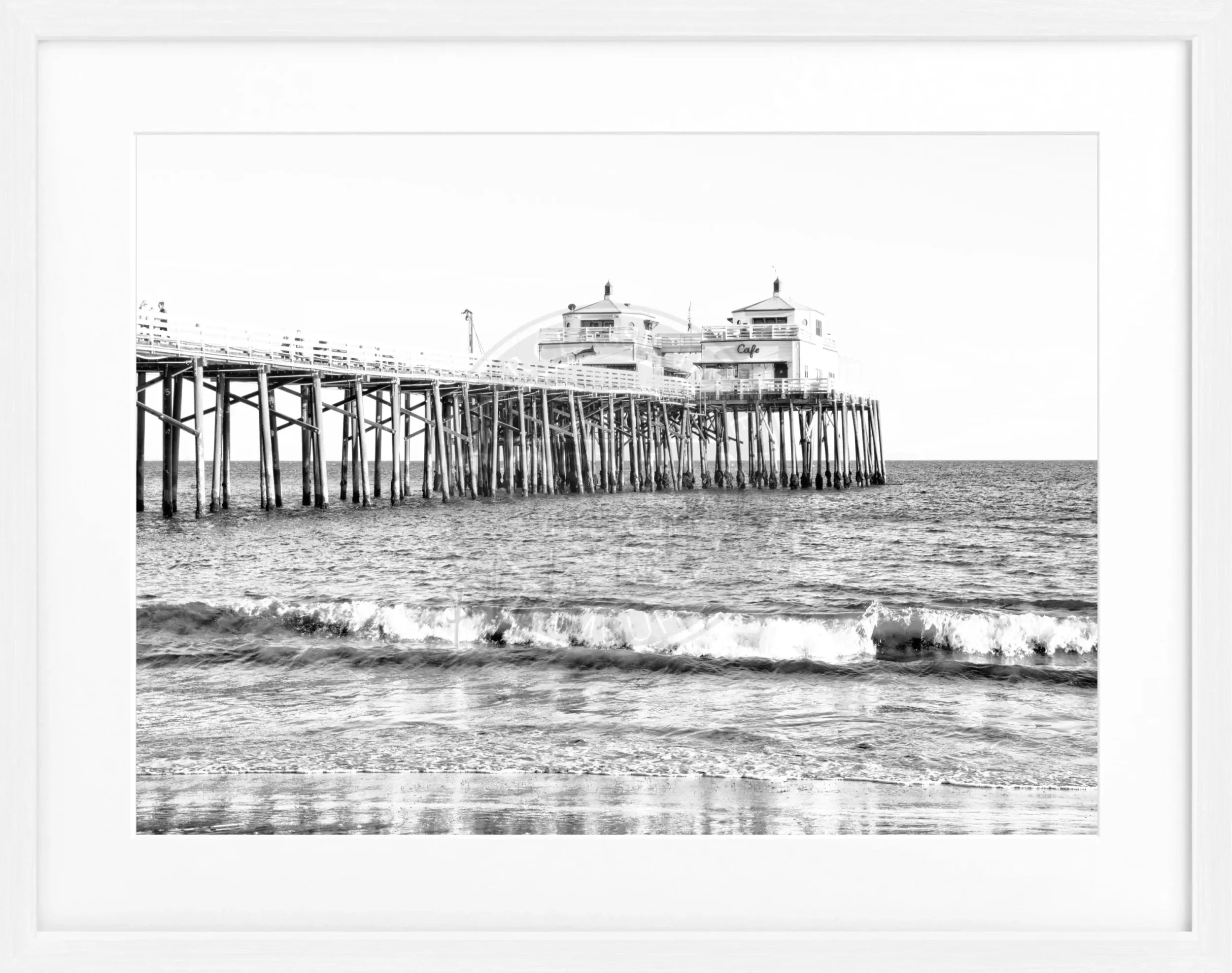 Schwarz-weiß Poster mit Rahmen, Kalifornien Malibu Beach Pier, von Cosman-Photocollection, 31x25 cm, Meeresmotiv