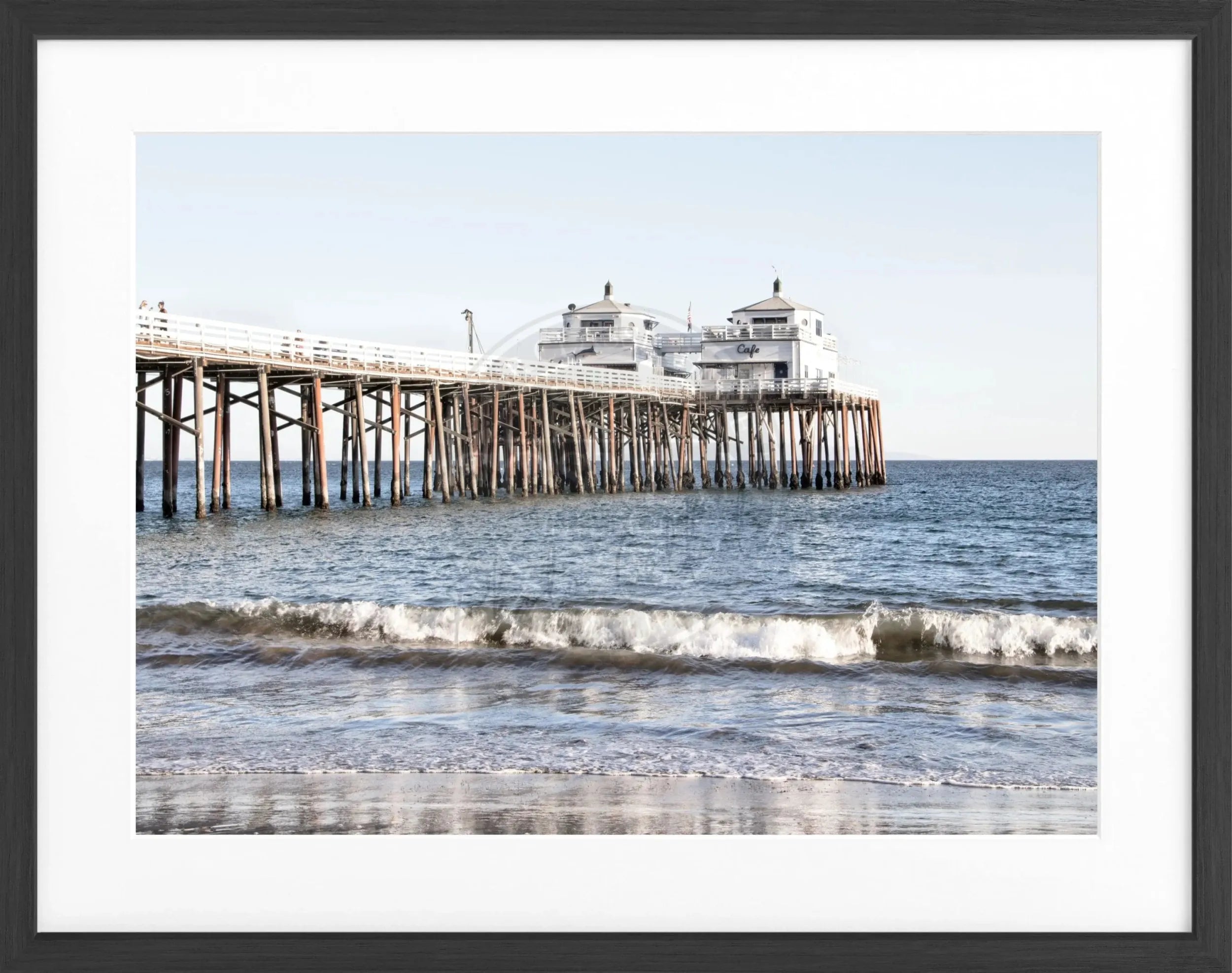 Schwarz-weiß Poster von Malibu Beach Pier in Kalifornien mit schwarzem Rahmen, von Cosman-Photocollection, 31x25 cm