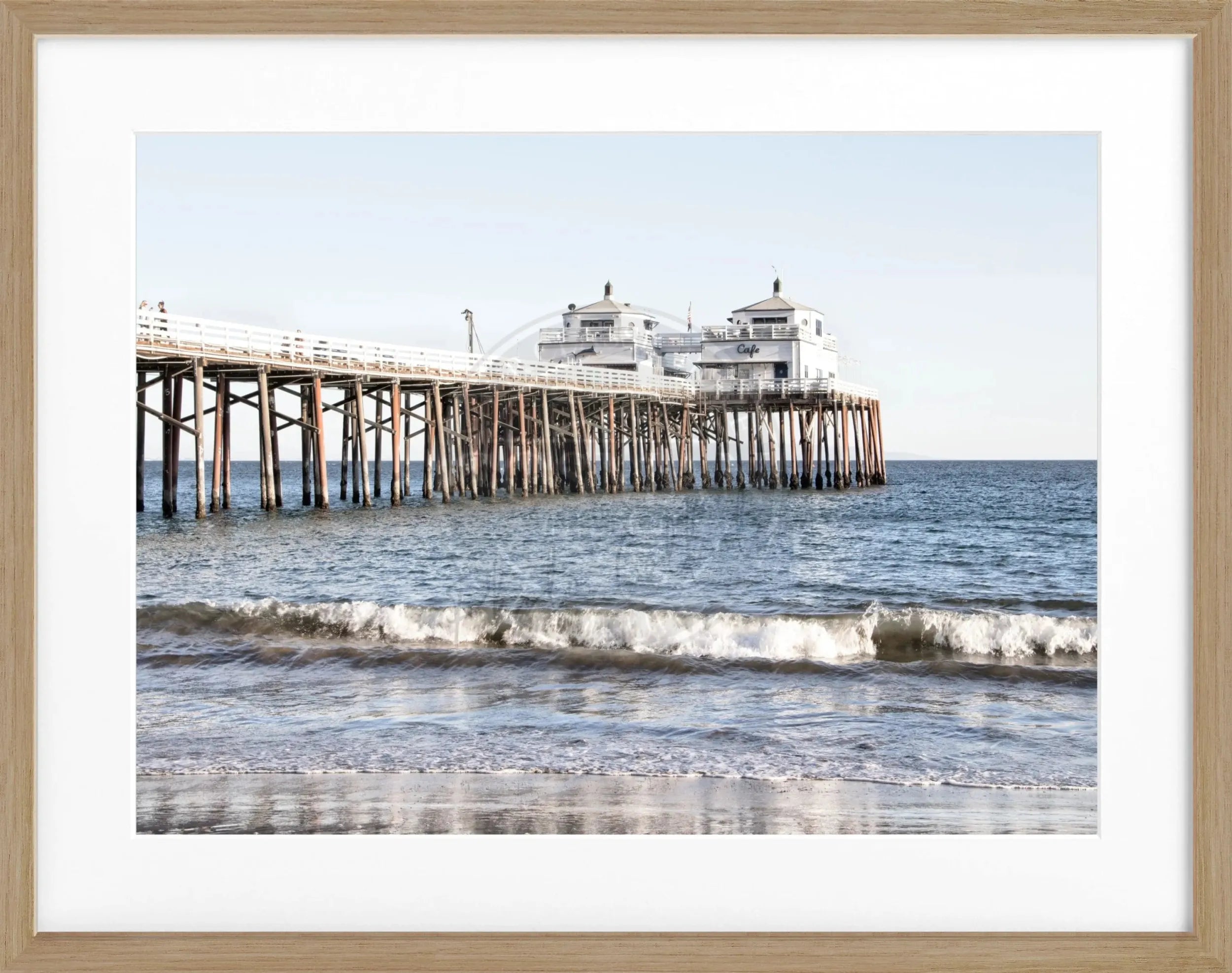 Schwarz-Weiß-Poster mit Rahmen von Cosman-Photocollection, Malibu Beach Pier in Kalifornien, 31x25 cm, Wanddekoration