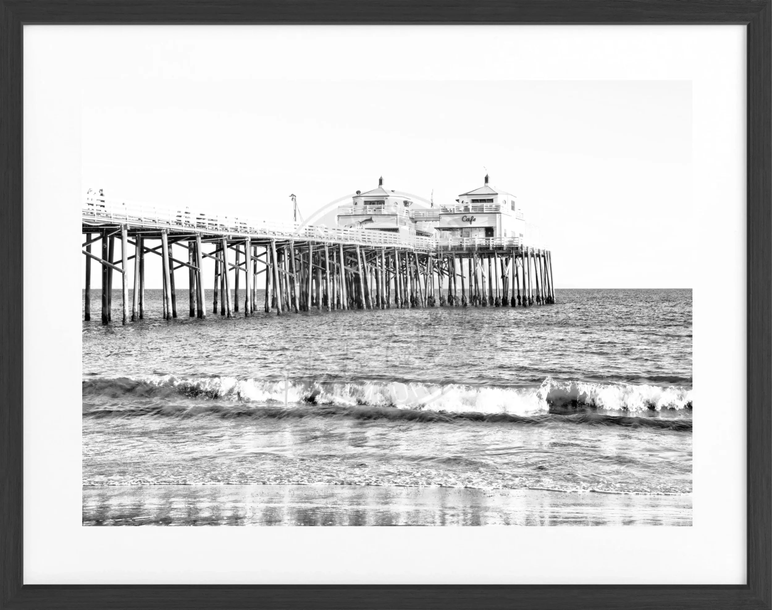 Schwarz-weiß Poster von Malibu Beach Pier in Kalifornien mit schwarzem Rahmen, 31x25 cm, von Cosman-Photocollection.