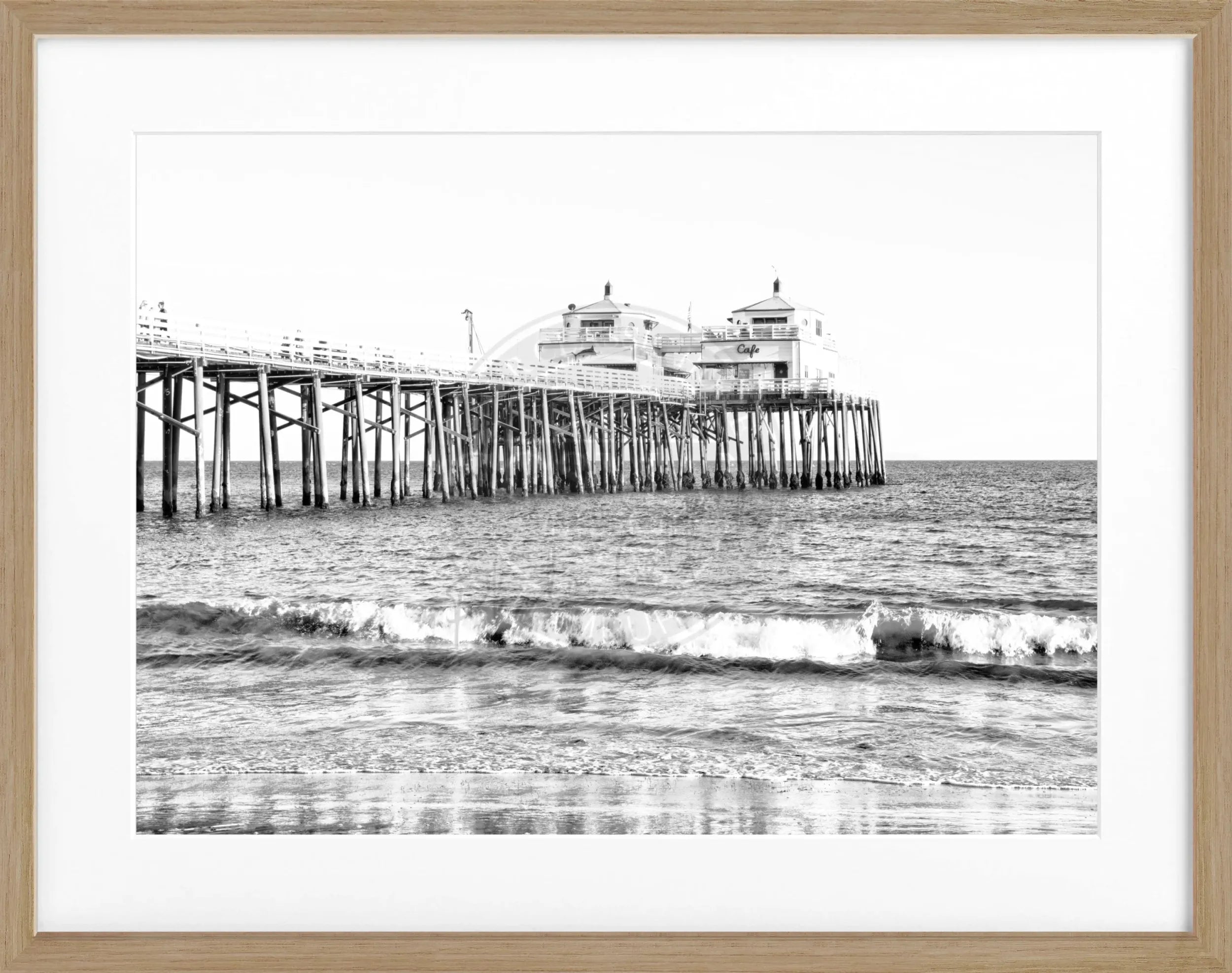 Schwarz-weiß Poster mit Rahmen von Cosman-Photocollection, Kalifornien Malibu Beach Pier, 31x25cm, Wanddekoration
