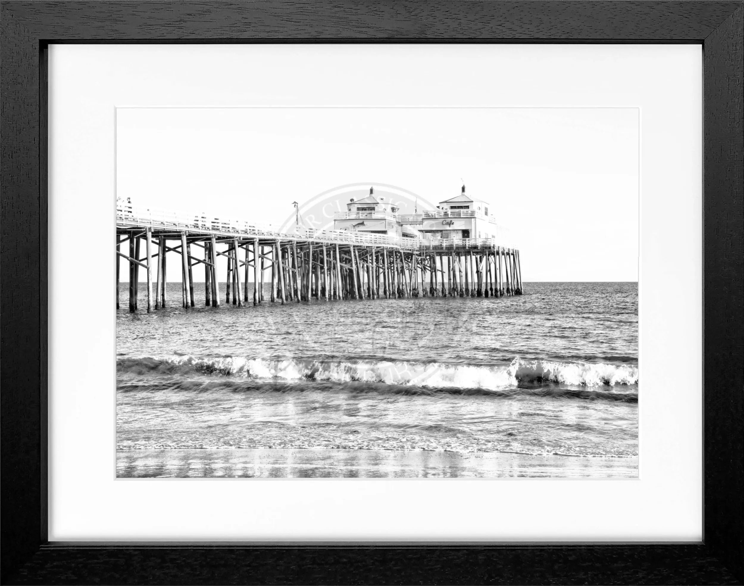 Schwarz-weiß Poster mit Rahmen von Cosman-Photocollection, Malibu Beach Pier in Kalifornien, 31x25 cm, kunstvoller Meeresblick