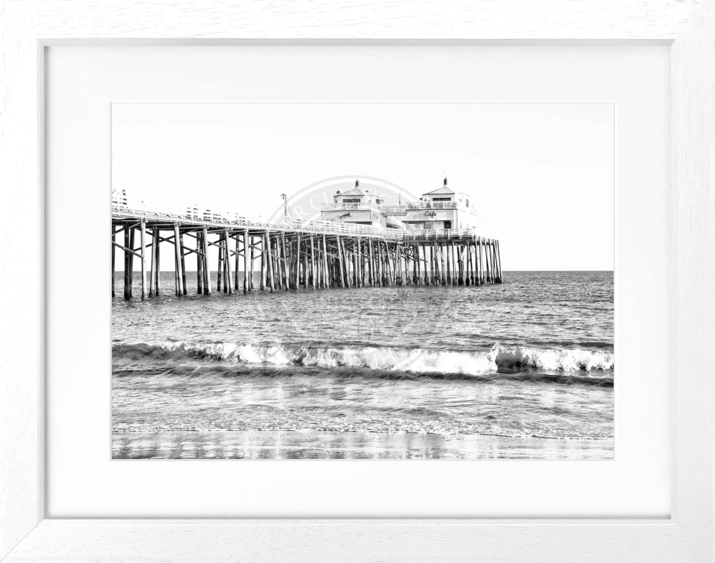 Schwarz-weiß Poster von Malibu Beach Pier in Kalifornien, mit schwarzem Rahmen, von Cosman-Photocollection, 31x25 cm