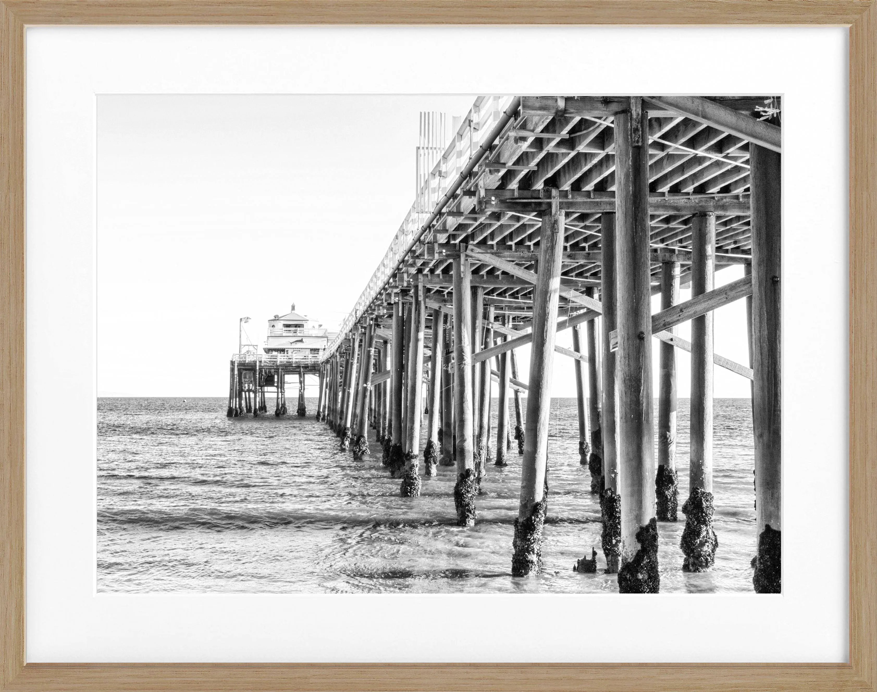 Schwarz-weiß Poster mit Rahmen, Kalifornien Malibu Beach Pier, von Cosman-Photocollection, 31x25 cm, Meeresküstenansicht
