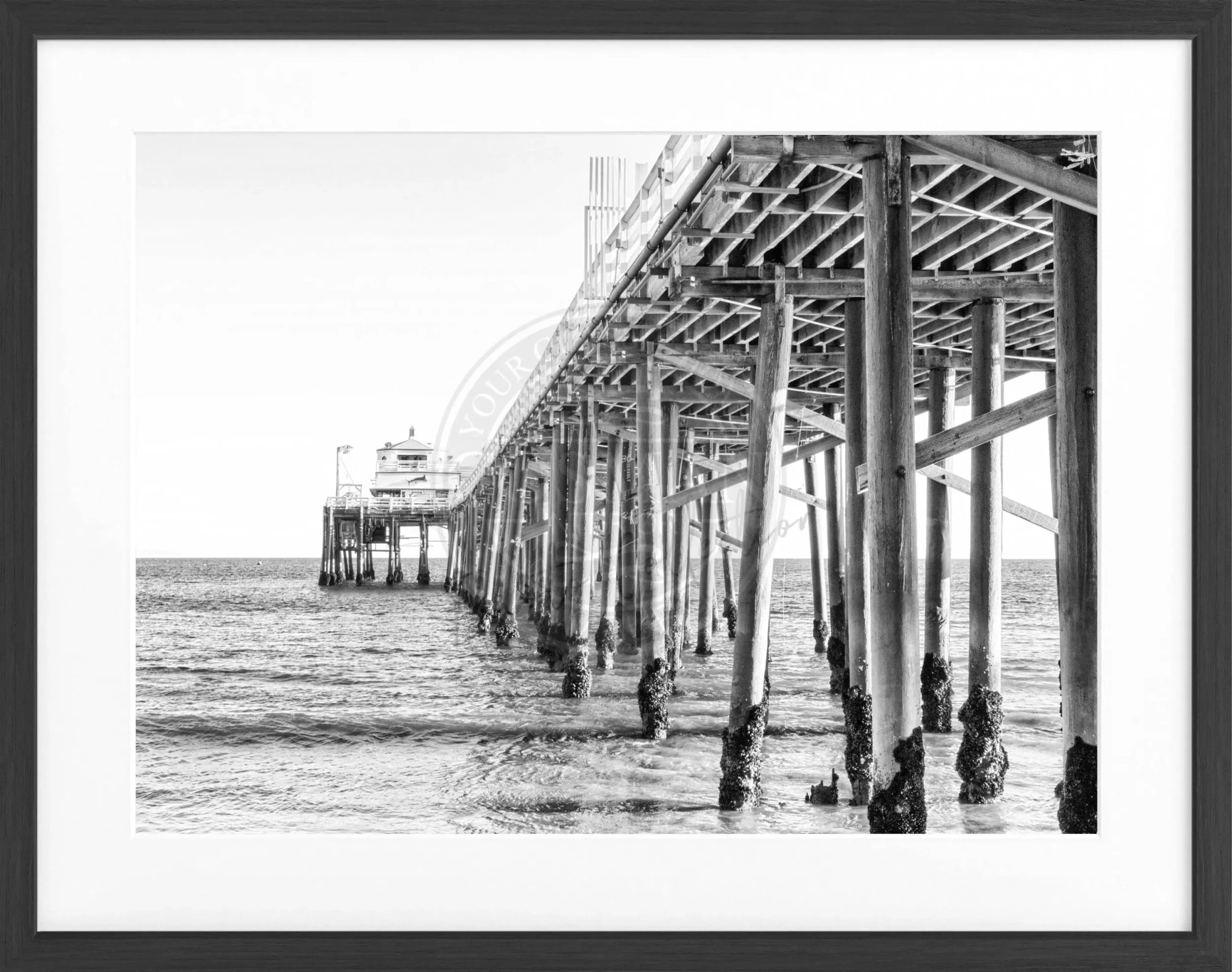 Schwarz-weißes Poster mit Rahmen von Malibu Beach Pier in Kalifornien, von Cosman-Photocollection, 31x25cm