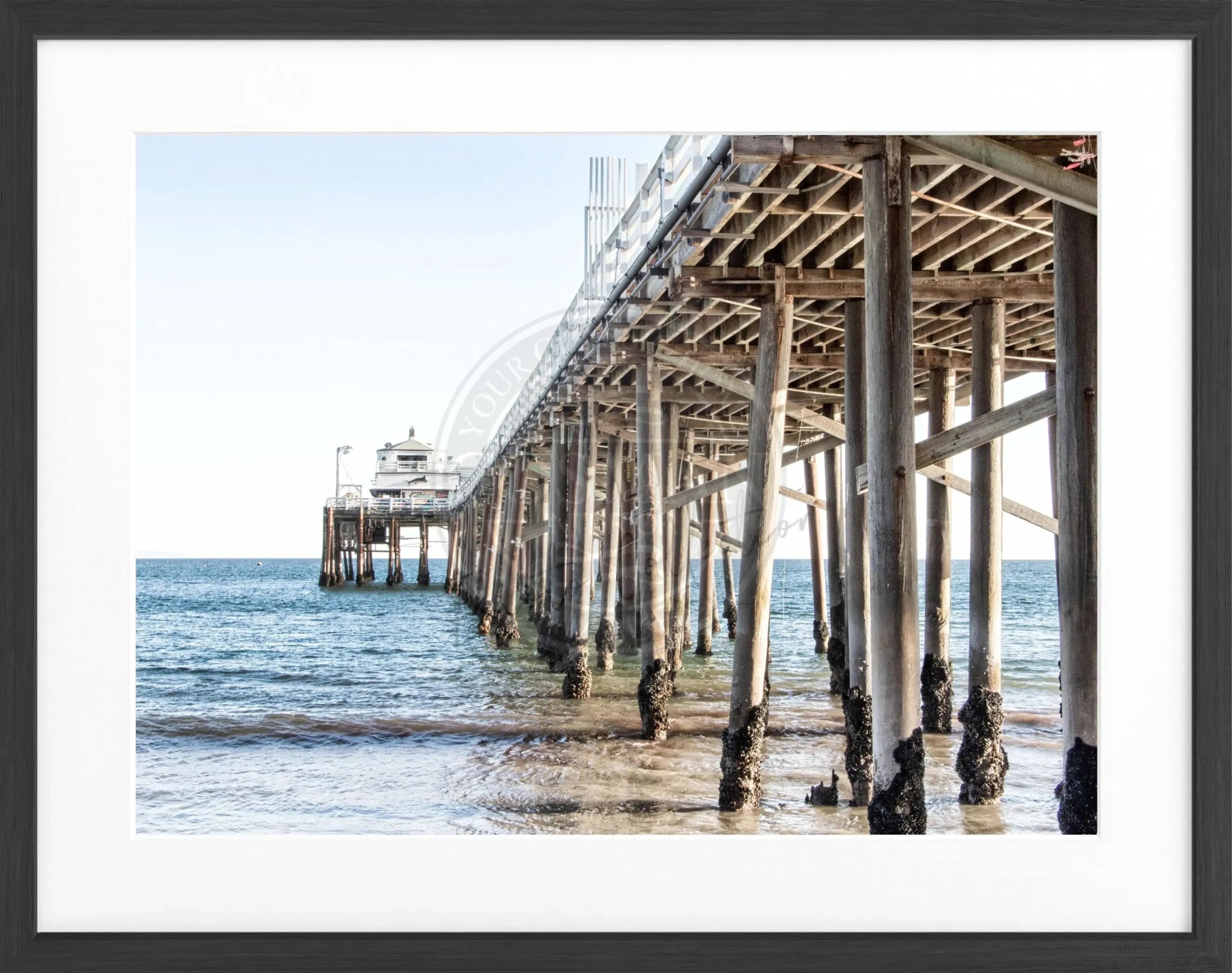 Schwarz-weiß Poster mit Rahmen von Cosman-Photocollection, Malibu Beach Pier in Kalifornien, 31x25 cm, Strandmotiv