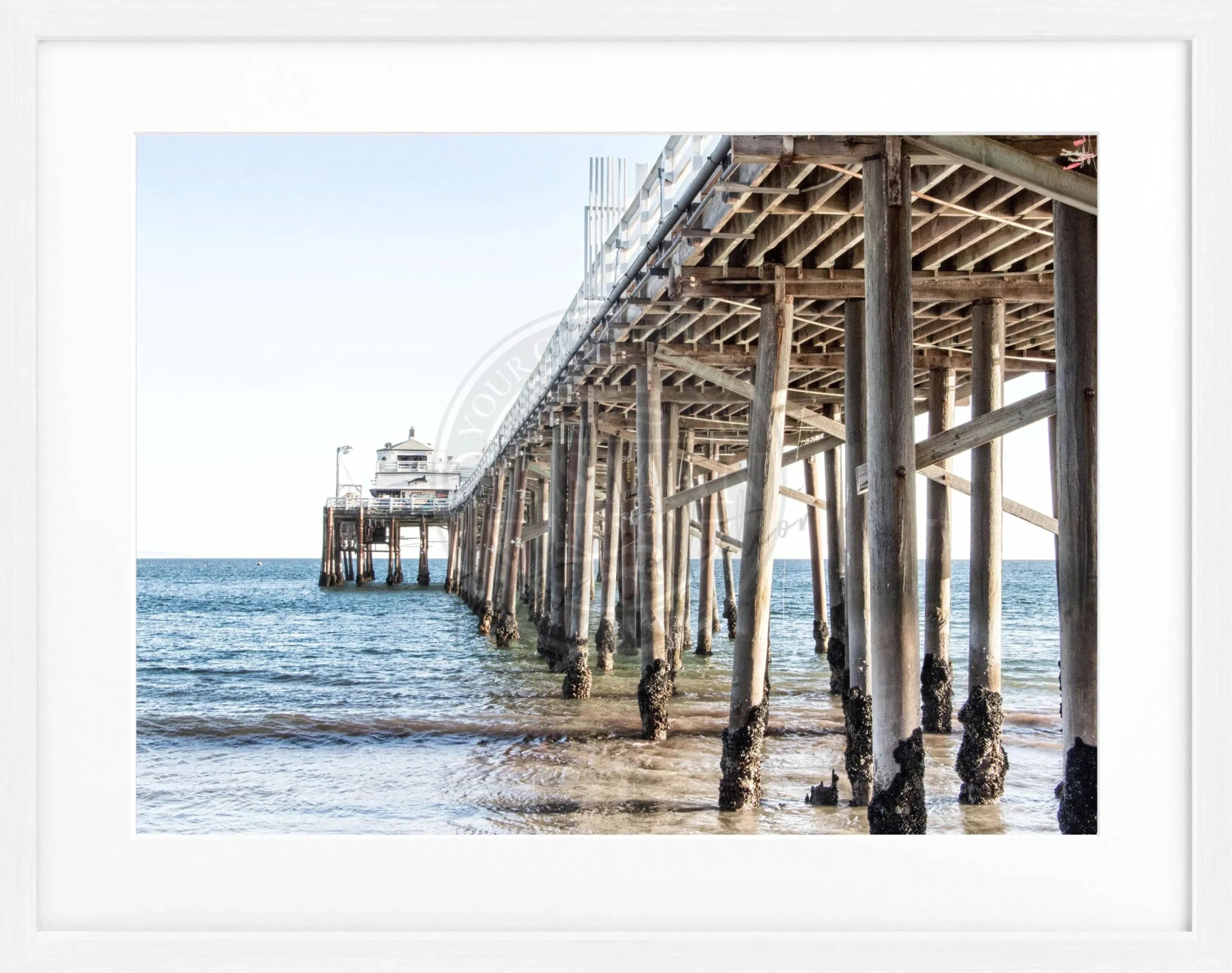 Schwarz-weiß Poster von Malibu Beach Pier in Kalifornien mit schwarzem Rahmen, von Cosman-Photocollection, 31x25 cm