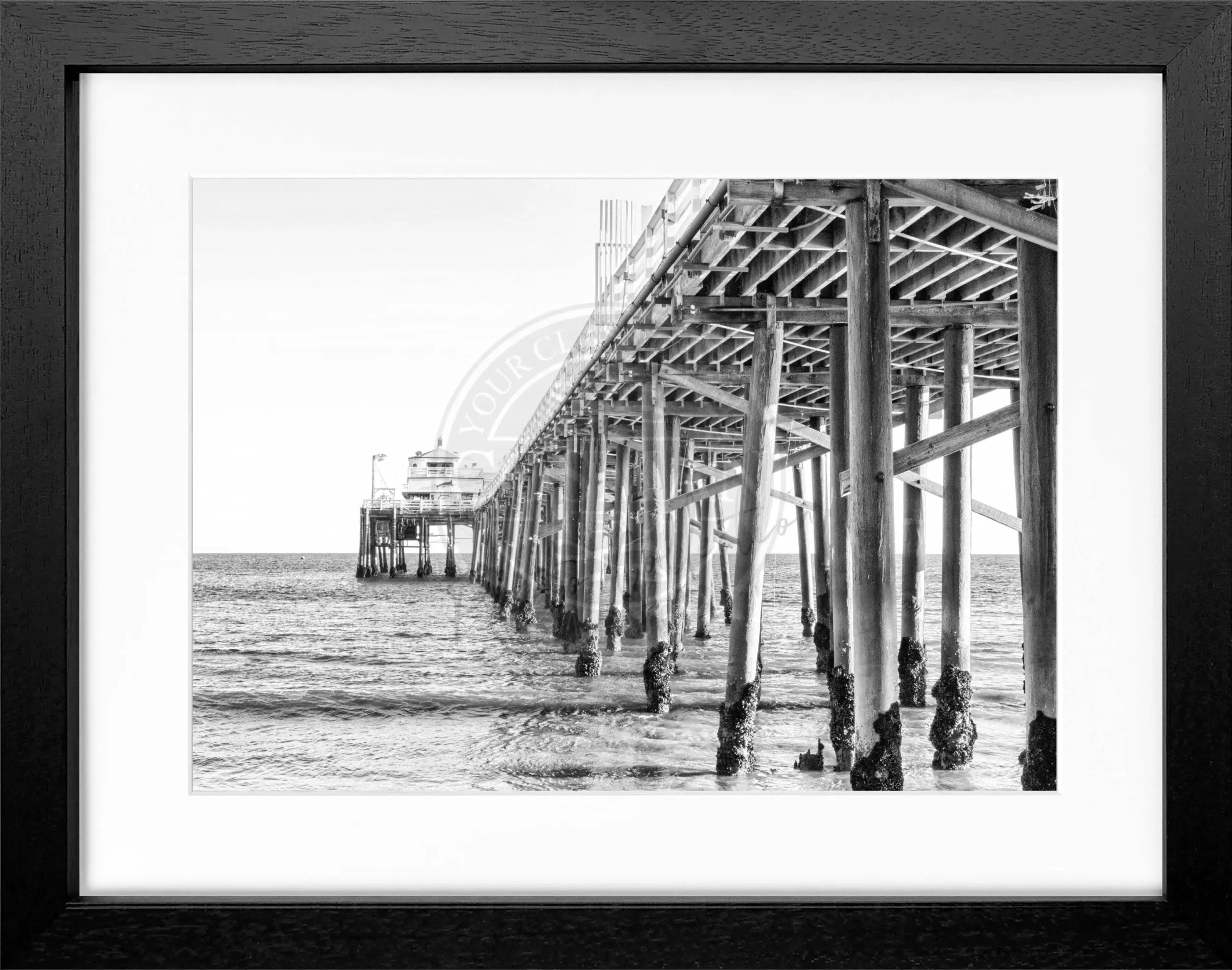 Schwarzweiß-Poster mit Rahmen von Cosman-Photocollection, Kalifornien Malibu Beach Pier, 31x25 cm, dekoratives Wandbild