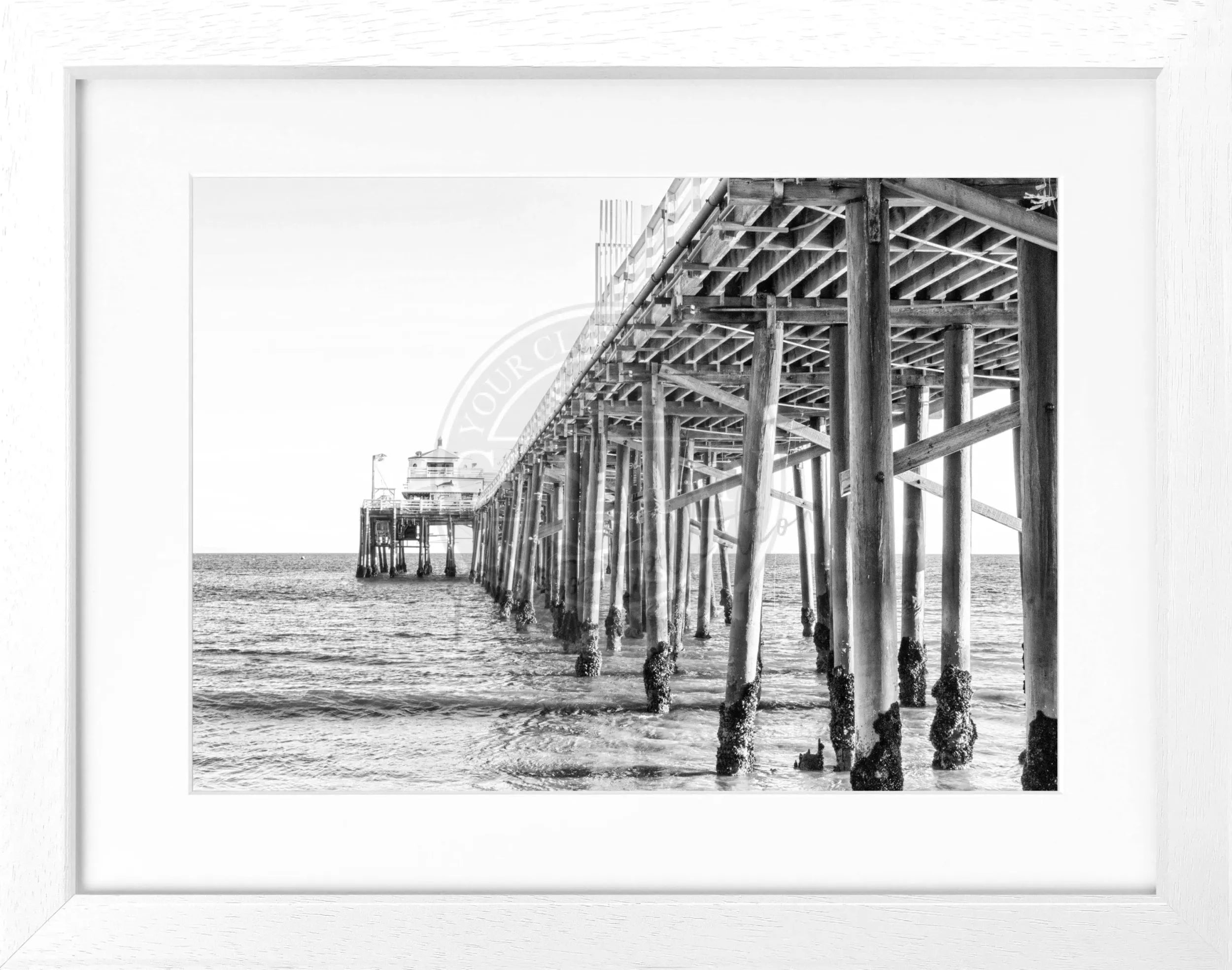 Schwarz-weiß Poster mit Rahmen von Malibu Beach Pier in Kalifornien, 31x25cm, von Cosman-Photocollection.