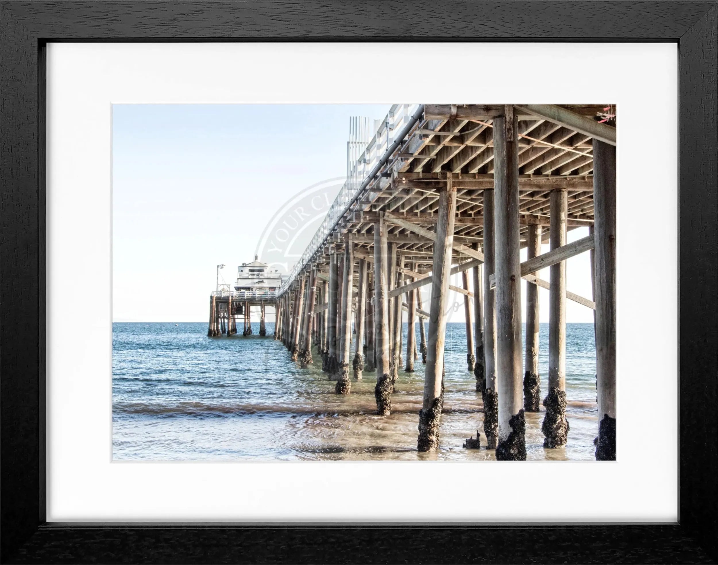 Schwarz-weiß Poster mit Rahmen von Cosman-Photocollection, Kalifornien Malibu Beach Pier, 31x25 cm, Kunstfotografie