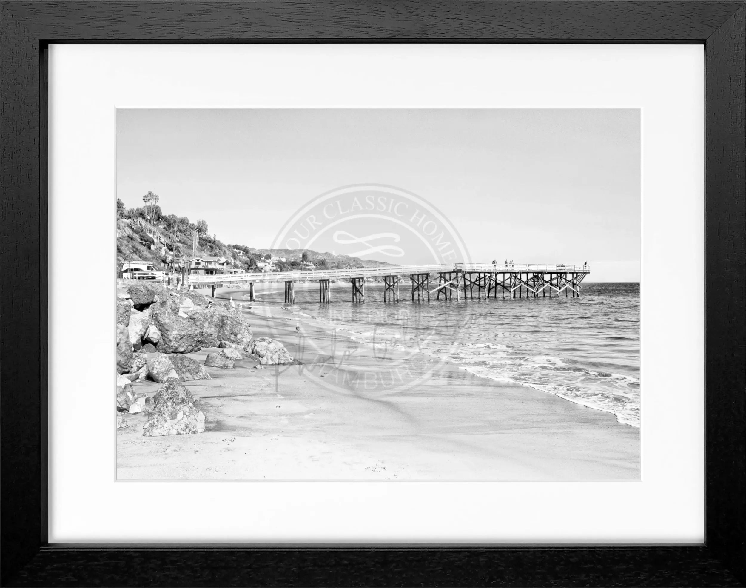Schwarz-weiß Poster mit Rahmen von Malibu Pier in Kalifornien, 31x25cm, von Cosman-Photocollection, Meeresblick und Strandmotiv