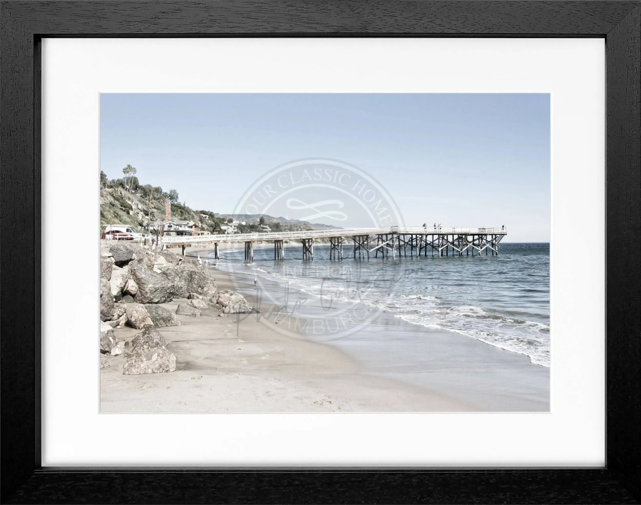 Schwarz-weiß Poster mit Rahmen, Kalifornien Malibu Pier Motiv, von Cosman-Photocollection, 31cm x 25cm, Fotokunst für Wanddekoration
