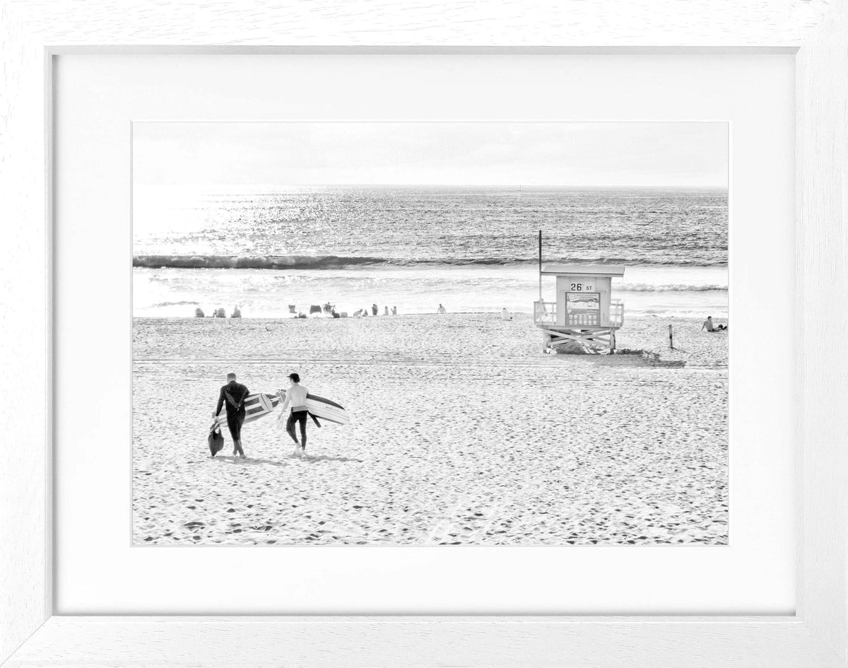 Schwarz-weiß Poster von Cosman-Photocollection mit Rahmen, zeigt Manhattan Beach in Kalifornien, 31x25cm, kunstvoll und atmosphärisch.