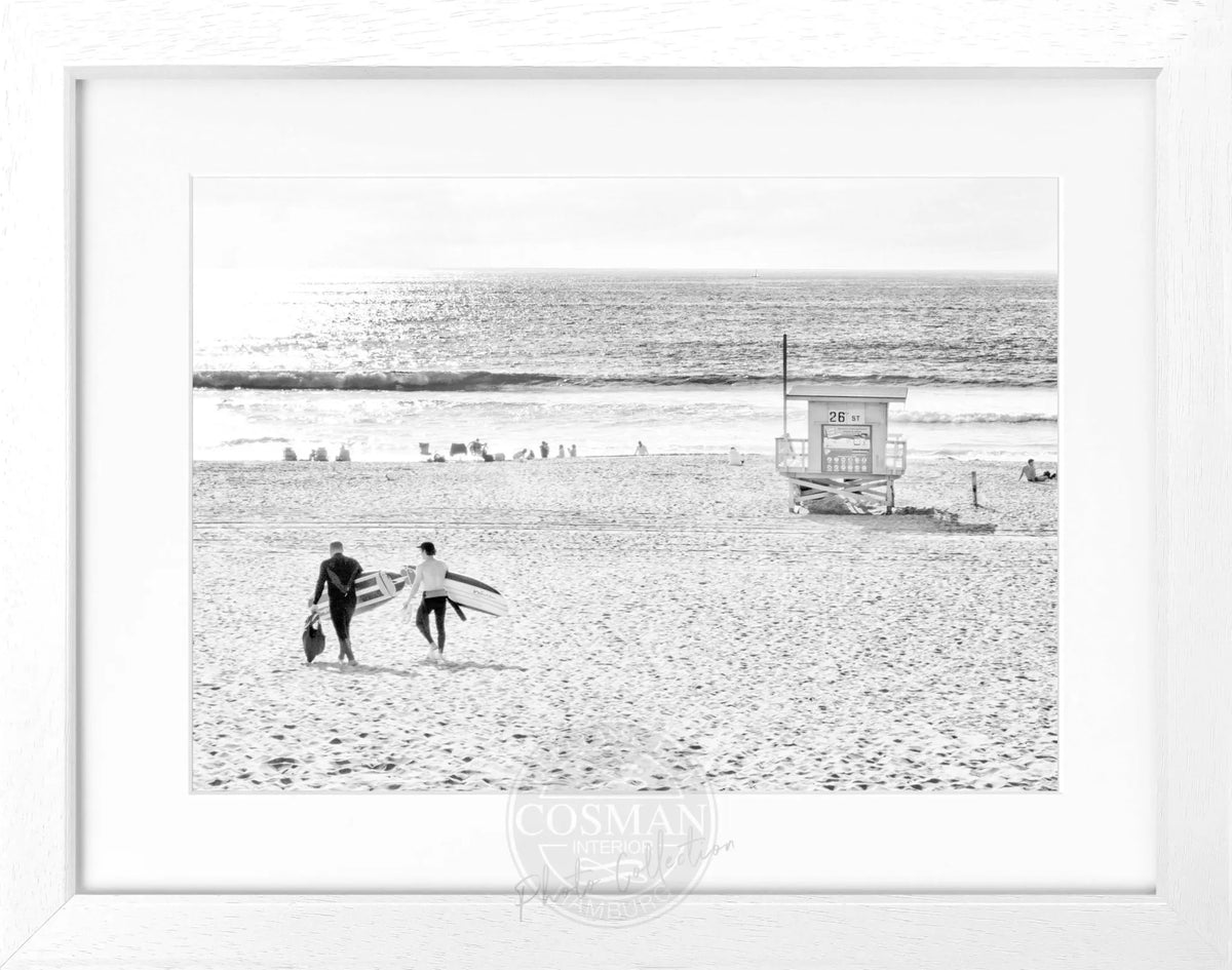 Schwarz-weiß Poster von Cosman-Photocollection mit Rahmen, zeigt Manhattan Beach in Kalifornien, 31x25cm, kunstvoll und atmosphärisch.