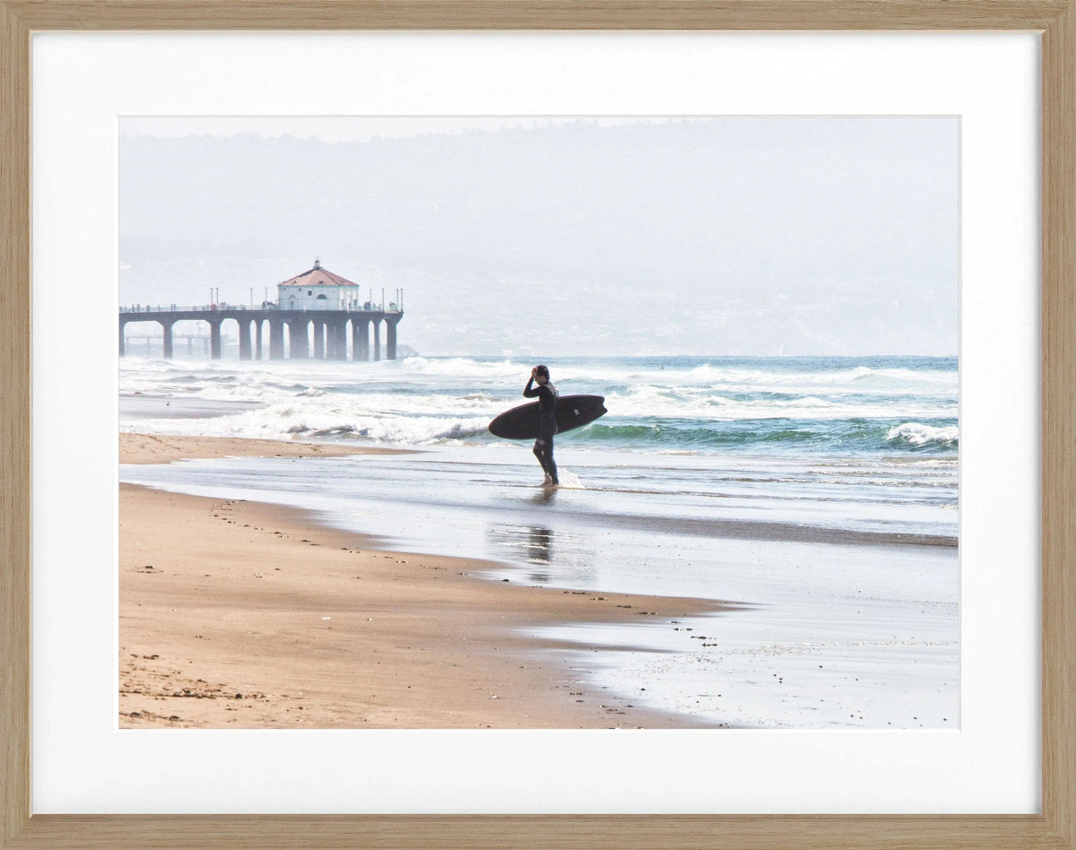 Schwarz-weiß Poster mit Rahmen von Cosman-Photocollection, Kalifornien Manhattan Beach Surfer, 31x25cm, Wanddekoration